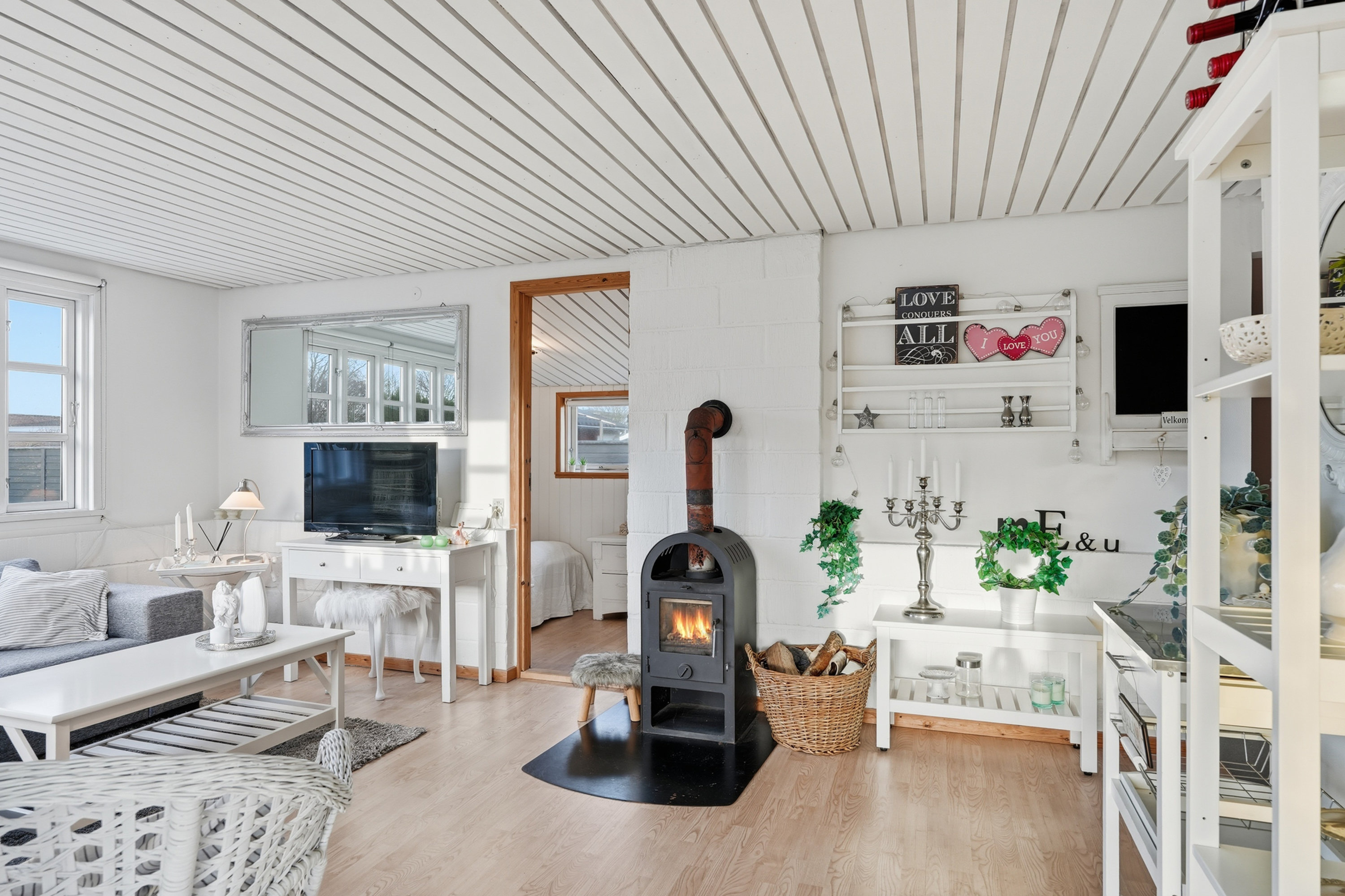 Fremhævet stue billede i fuldskærmstilstand. Billede af Hjortshøjvej 4, Hasmark Strand, 5450 Otterup