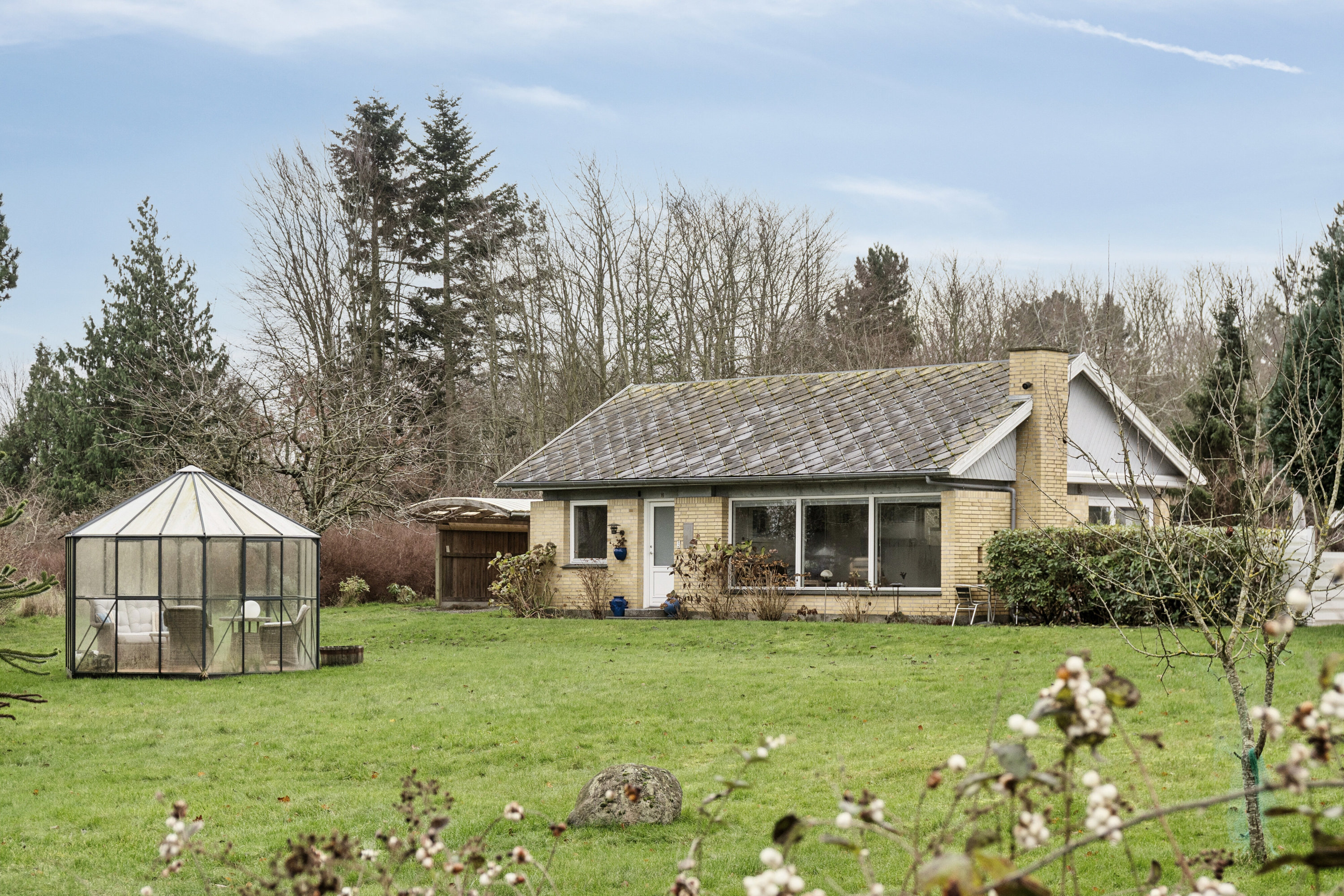 Miniaturebillede 1: set fra vejen. Billede af Skelbakken 5, Veddinge Bk, 4550 Asnæs