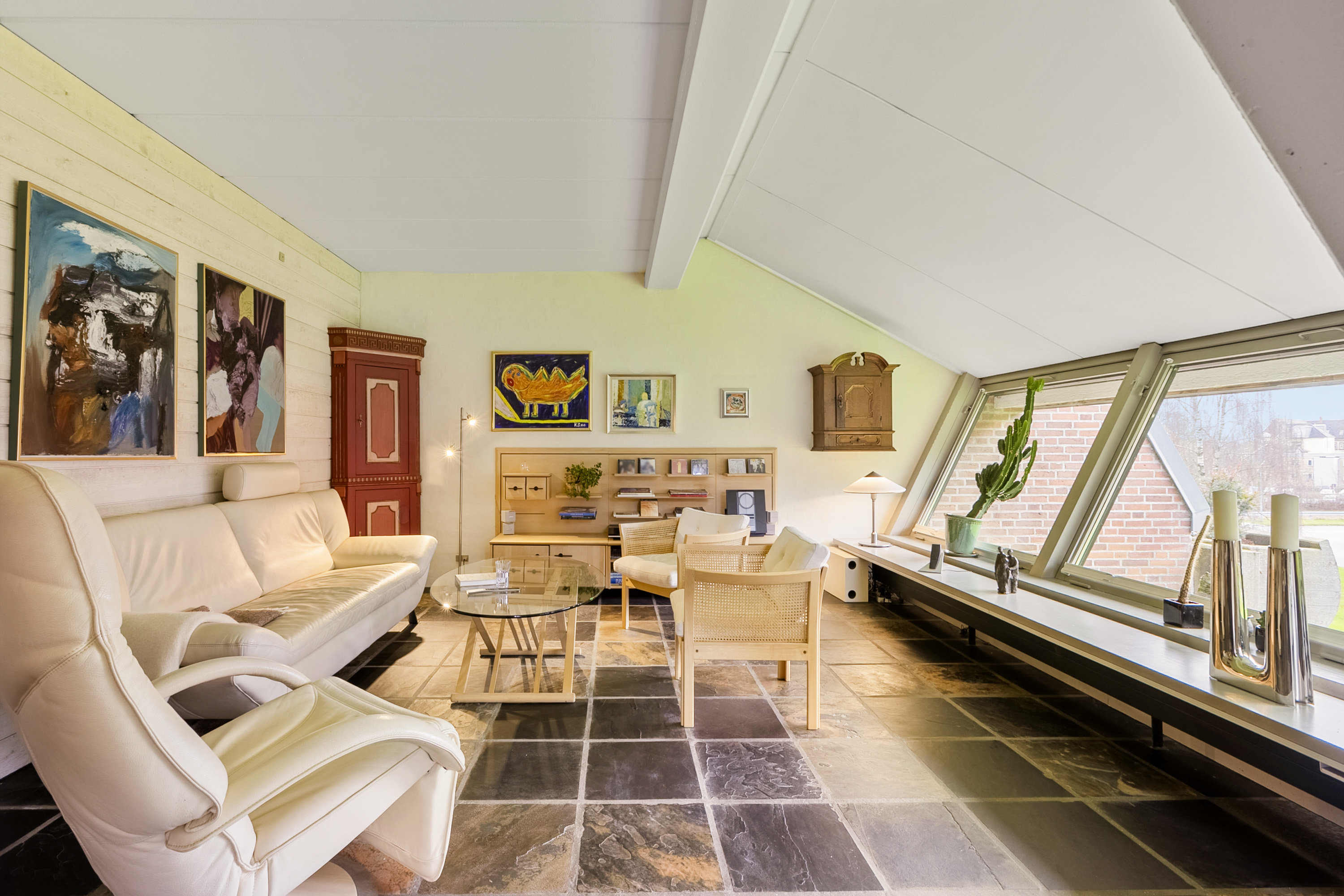 Fremhævet stue billede i fuldskærmstilstand. Billede af Nørreskovvænget 19, 6200 Aabenraa