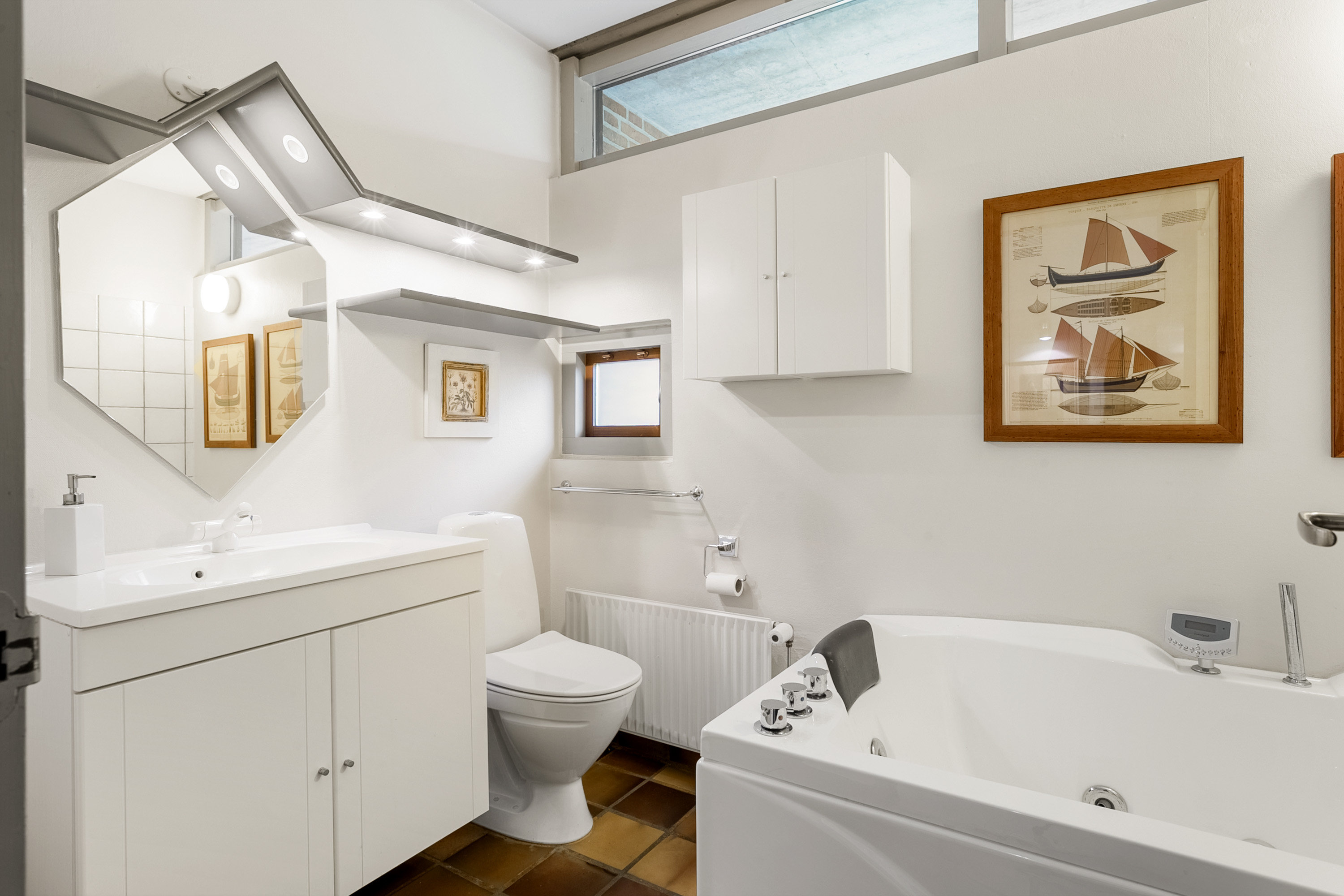 Fremhævet badeværelse billede i fuldskærmstilstand. Billede af Nørreskovvænget 19, 6200 Aabenraa