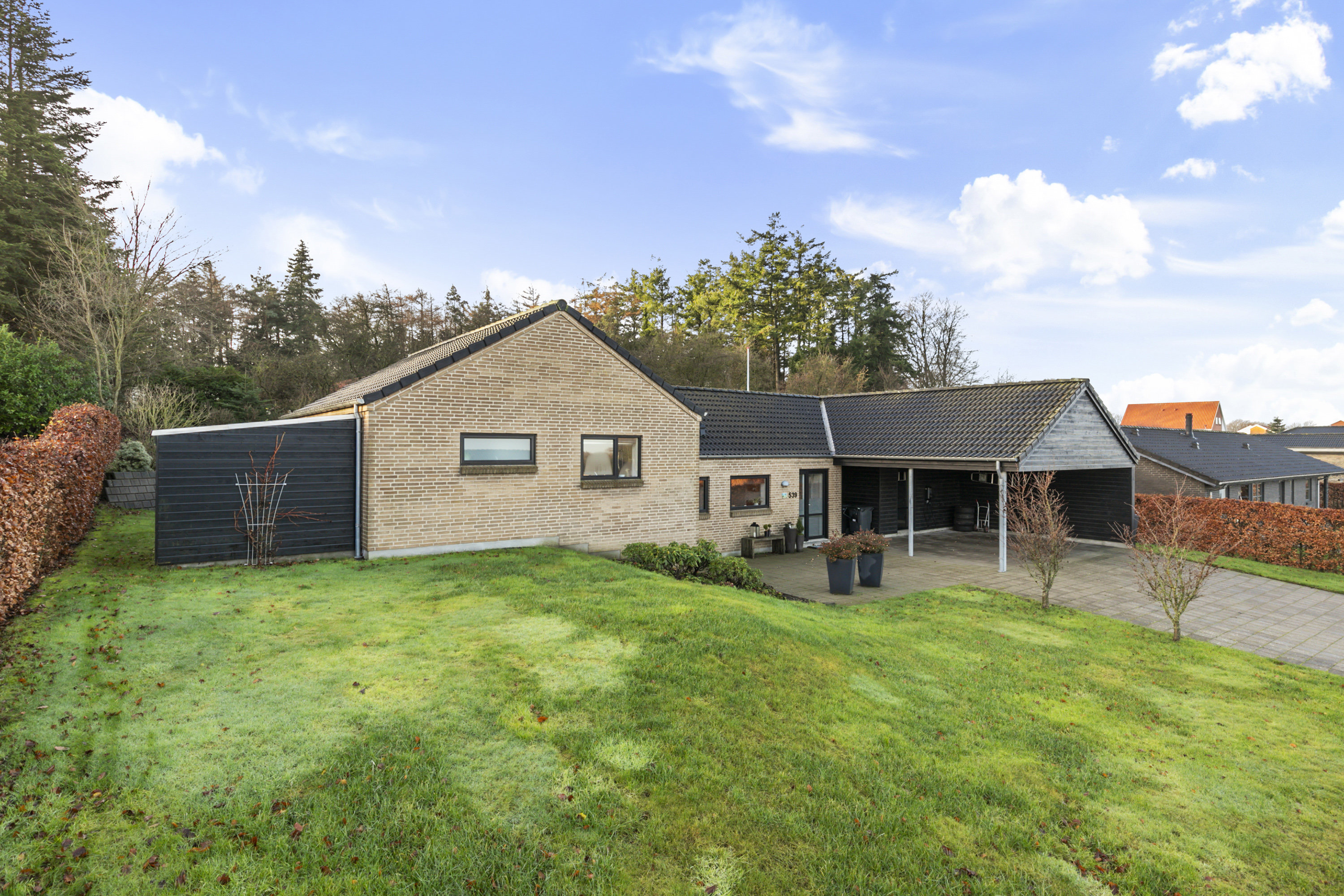 Fremhævet facade billede i fuldskærmstilstand. Billede af Ådalen 539, 9700 Brønderslev