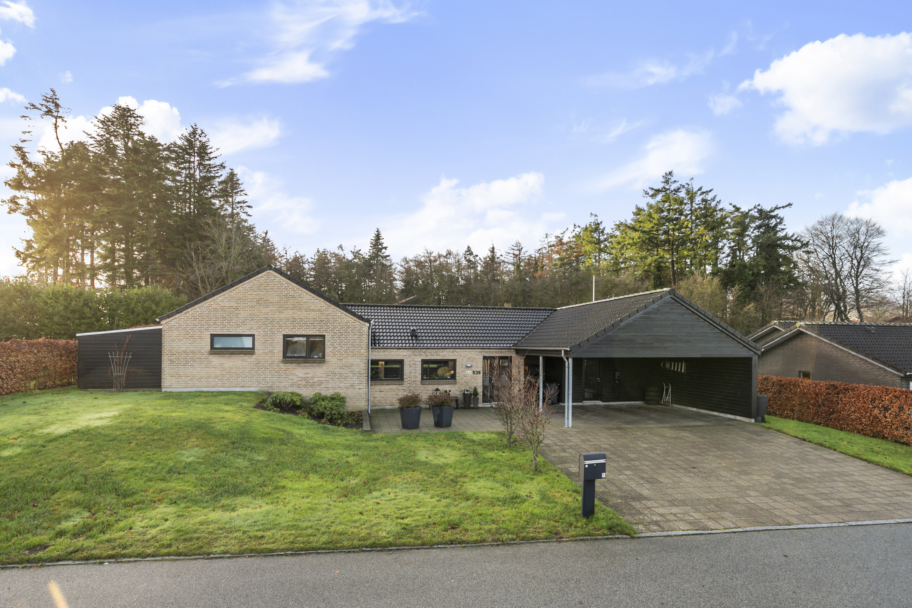 Fremhævet facade billede i fuldskærmstilstand. Billede af Ådalen 539, 9700 Brønderslev