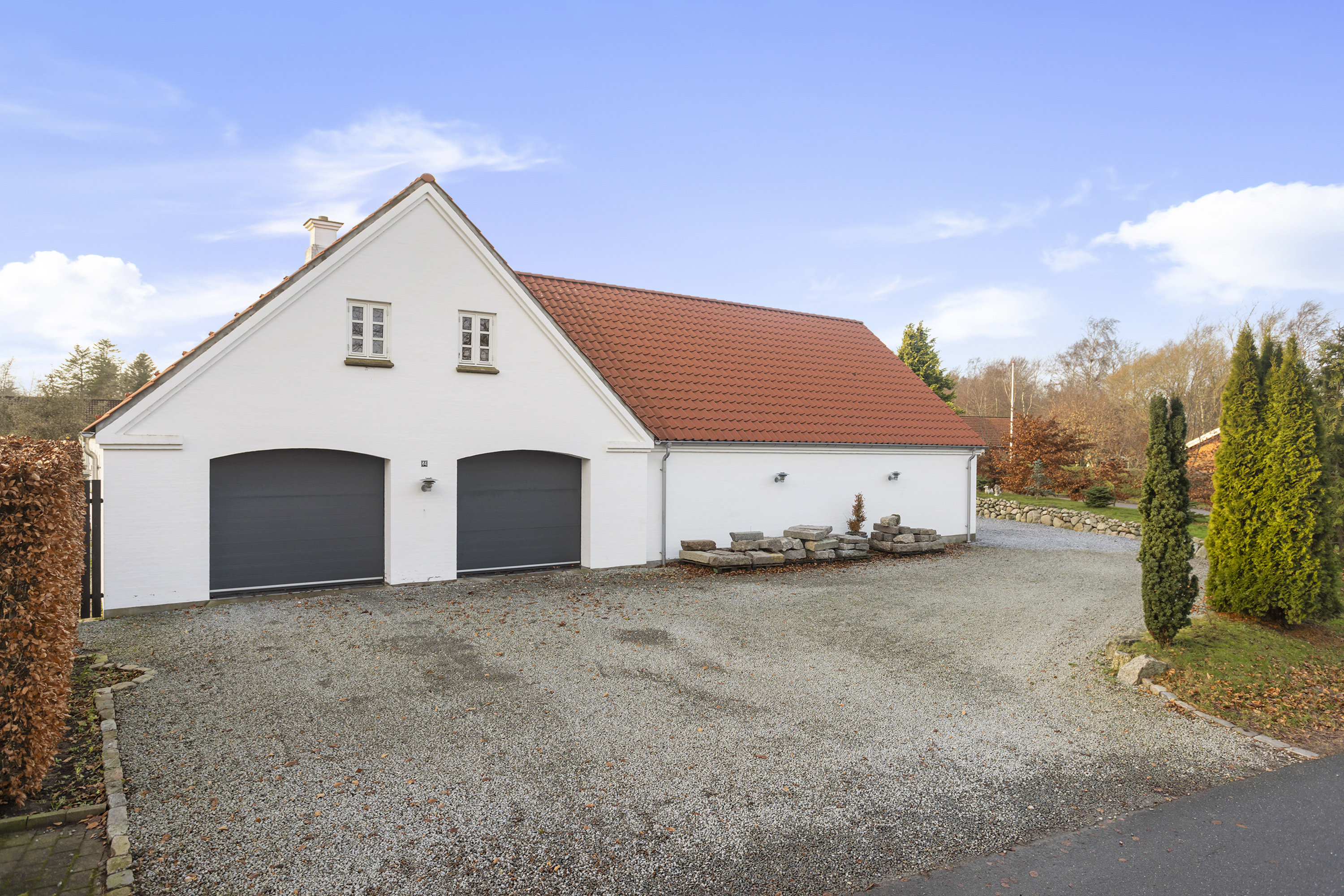 Fremhævet facade billede i fuldskærmstilstand. Billede af Østeralle 64, 9300 Sæby