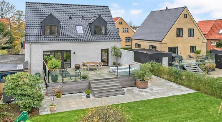 Fremhævet street view billede i fuldskærmstilstand. Billede af Lars Dyrskjøts Vej 25, 9800 Hjørring