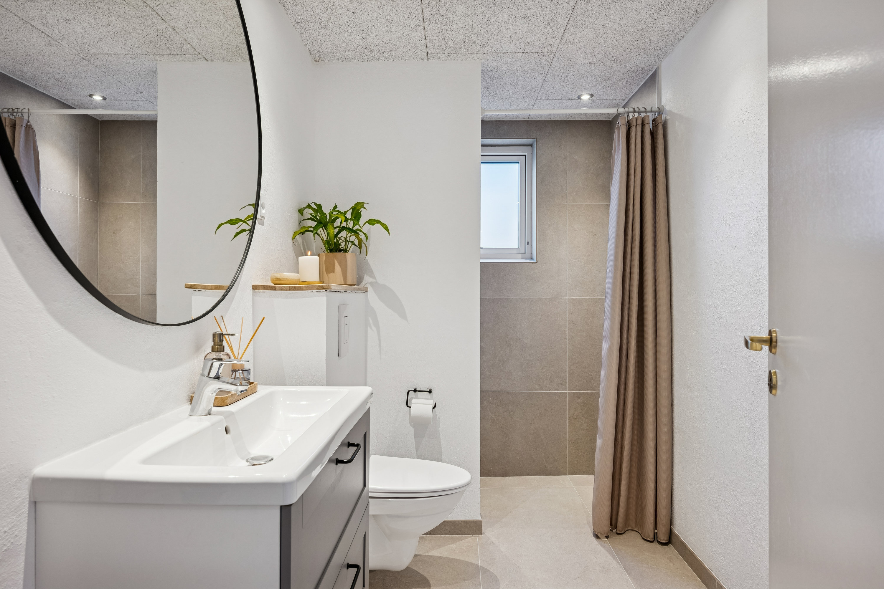 Fremhævet badeværelse billede i fuldskærmstilstand. Billede af Ndr Fælledvej 22, 8963 Auning