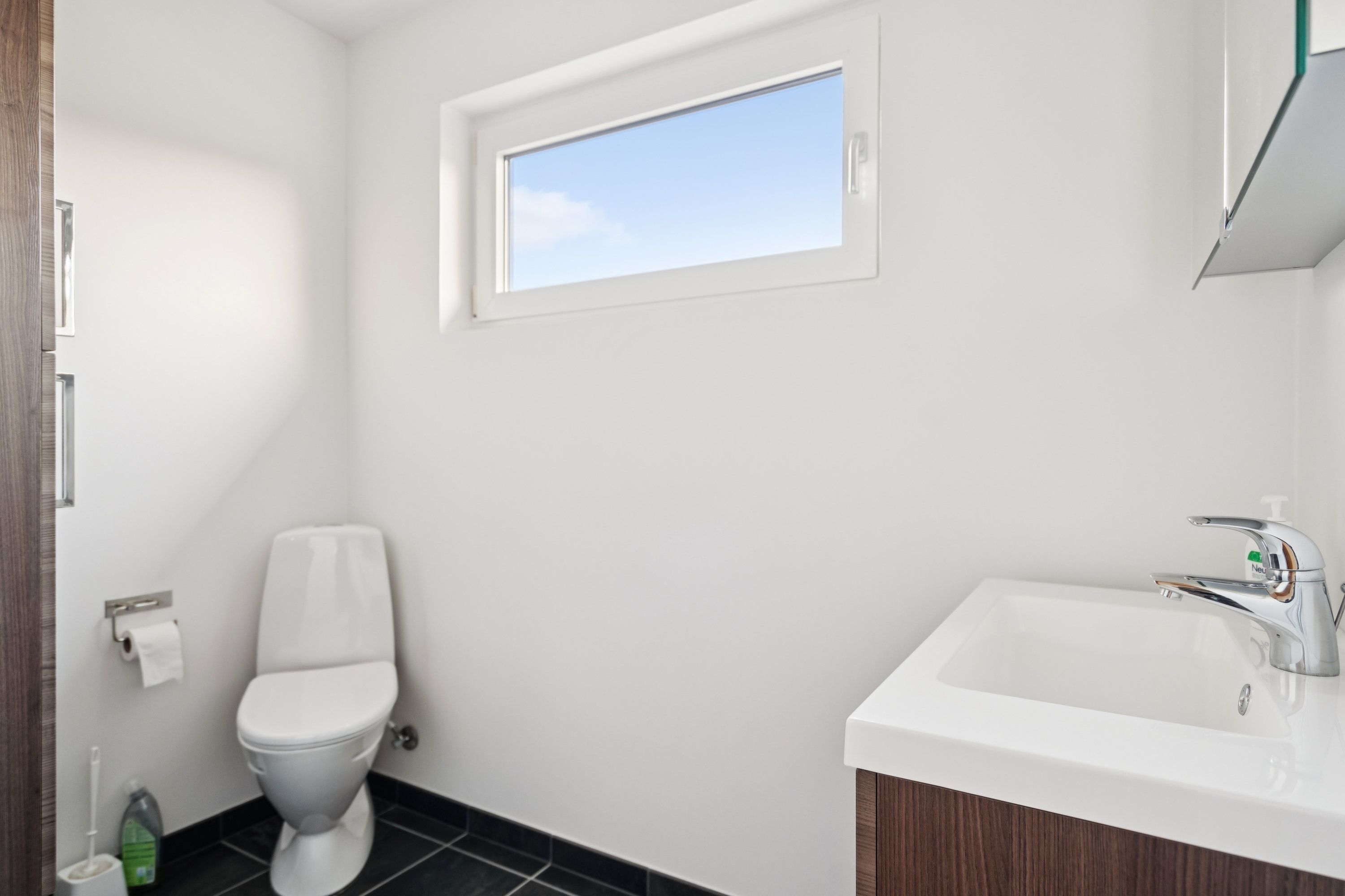 Fremhævet badeværelse billede i fuldskærmstilstand. Billede af Uggerbyvej 16, Åbyen, 9850 Hirtshals