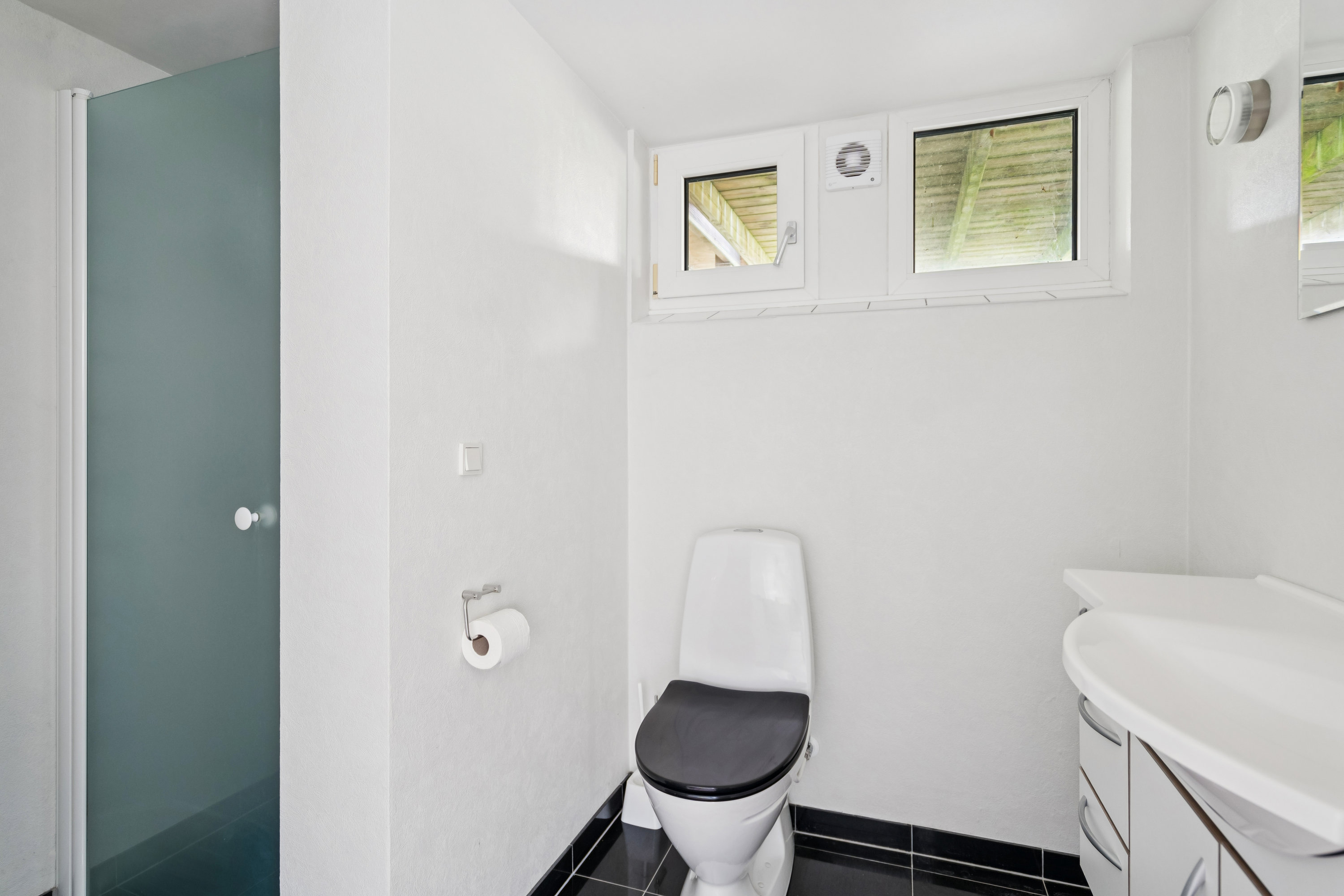 Fremhævet badeværelse billede i fuldskærmstilstand. Billede af Uggerbyvej 16, Åbyen, 9850 Hirtshals