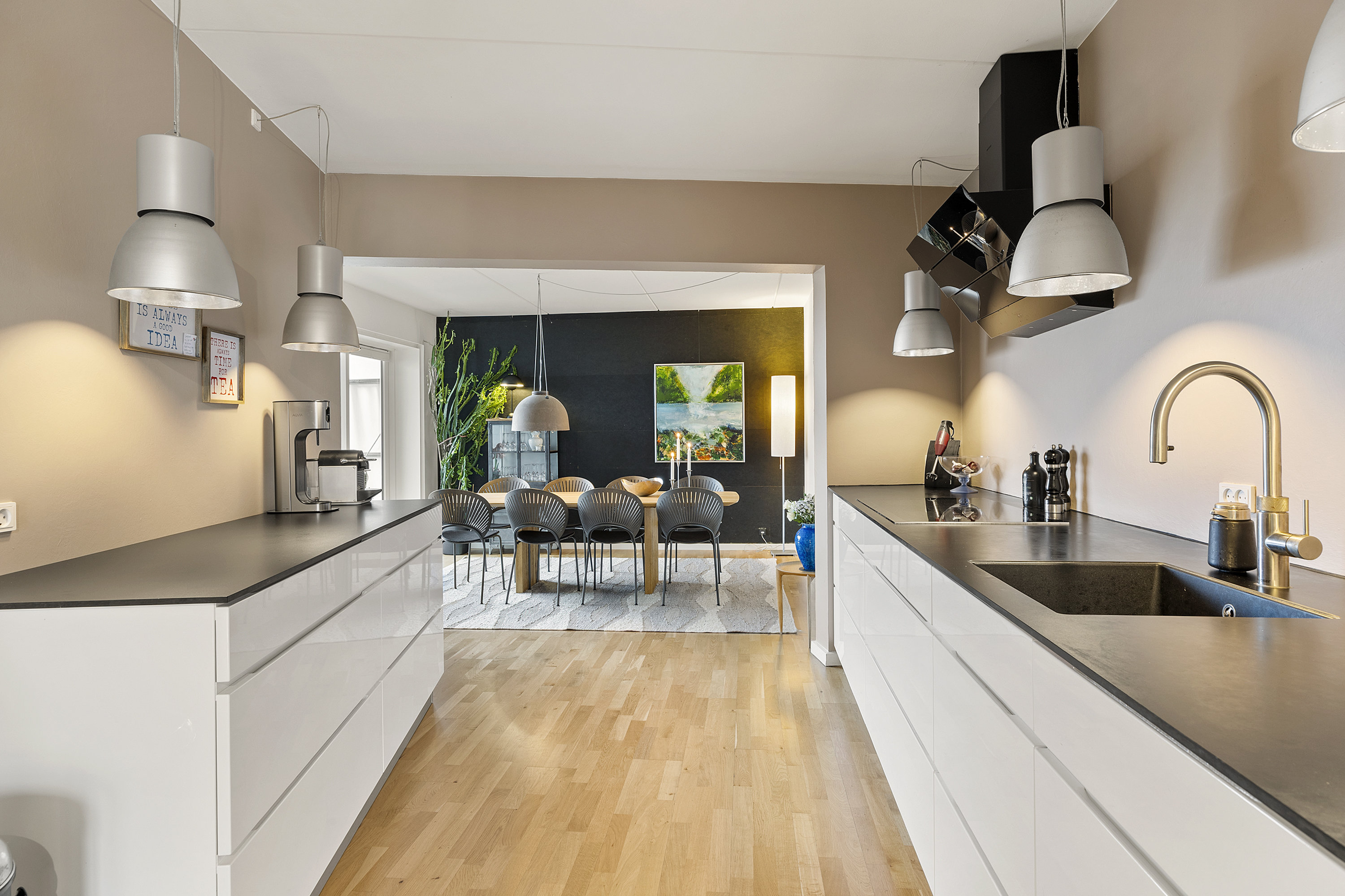 Miniaturebillede 1: køkken. Billede af Margretheholmsvej 64, 6. tv., 1432 København K