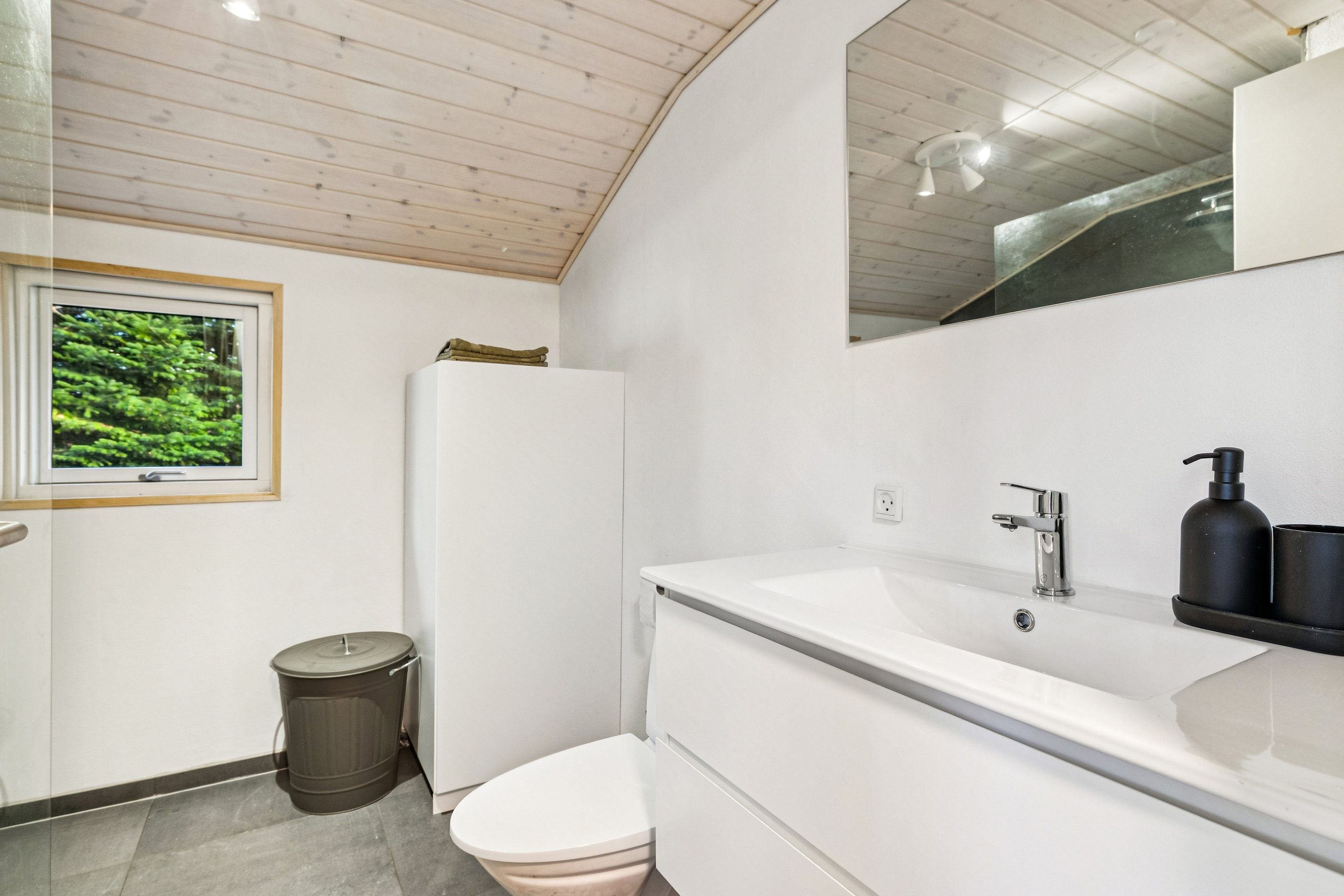 Fremhævet badeværelse billede i fuldskærmstilstand. Billede af Hybenvej 50, Egense, 9280 Storvorde