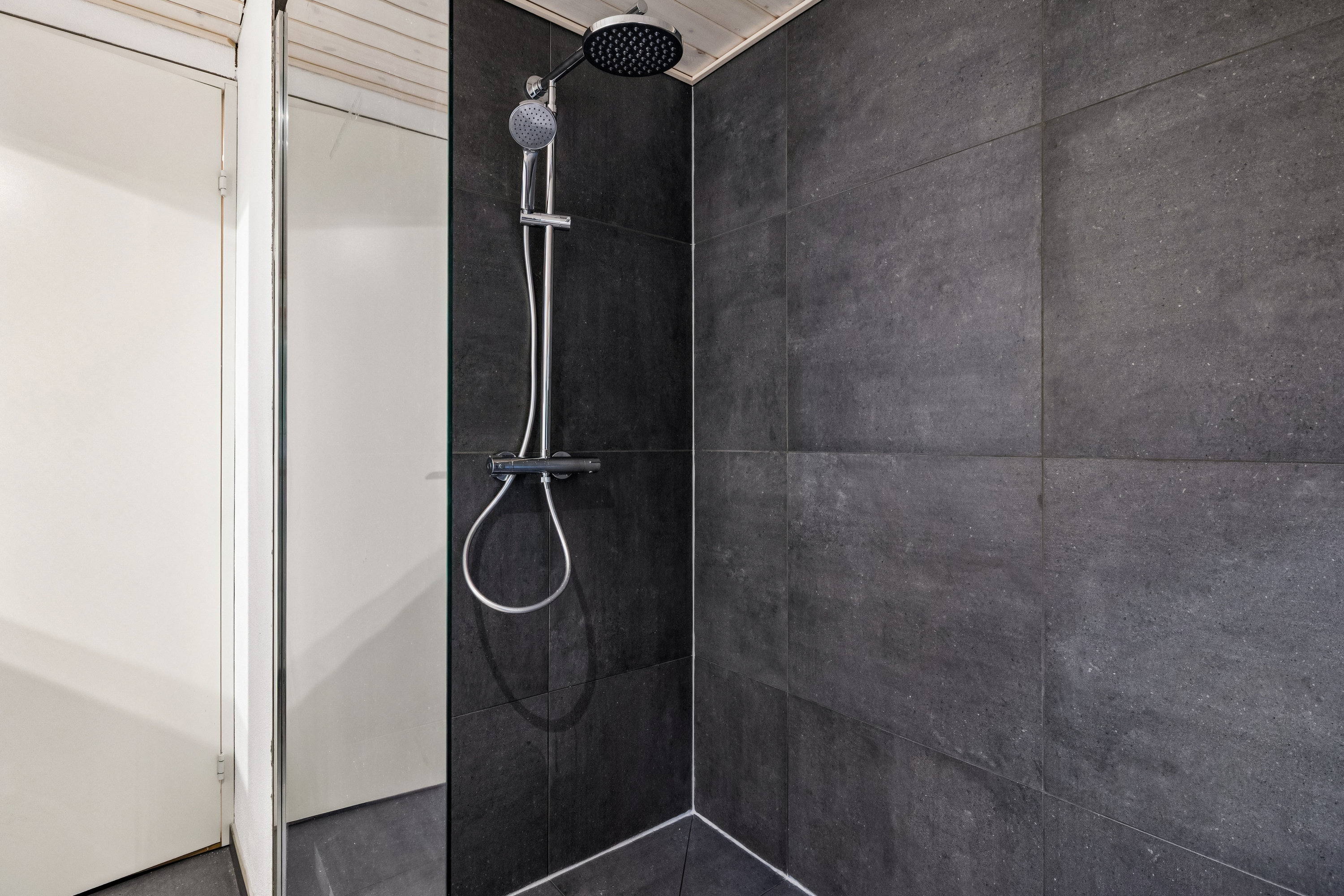 Fremhævet badeværelse billede i fuldskærmstilstand. Billede af Hybenvej 50, Egense, 9280 Storvorde