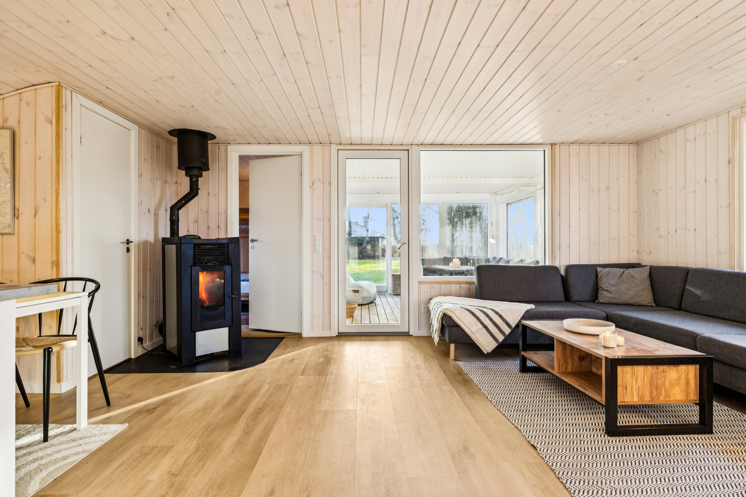 Fremhævet stue billede i fuldskærmstilstand. Billede af Hybenvej 50, Egense, 9280 Storvorde