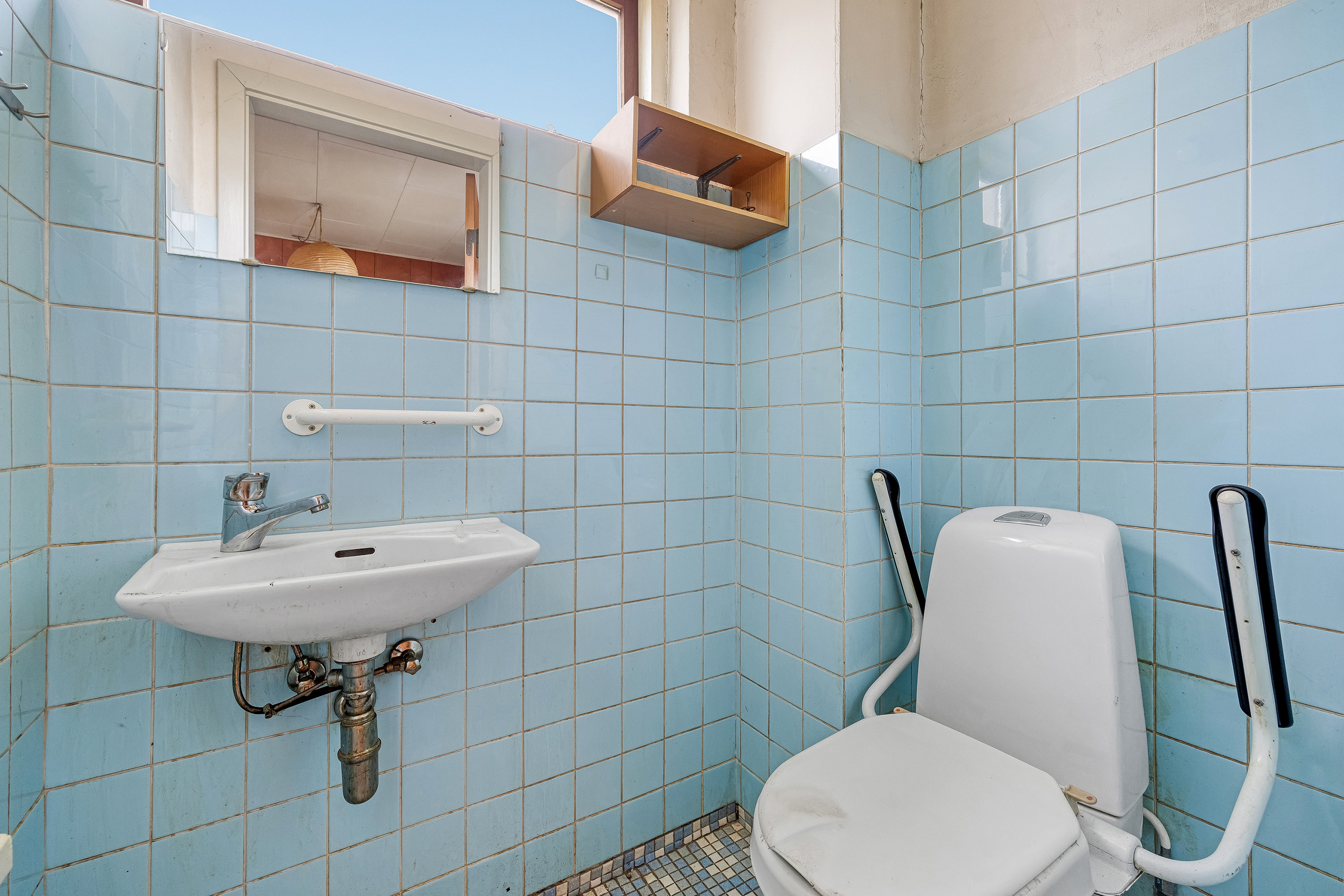 Fremhævet toilet billede i fuldskærmstilstand. Billede af Østre Alle 1B, 3250 Gilleleje