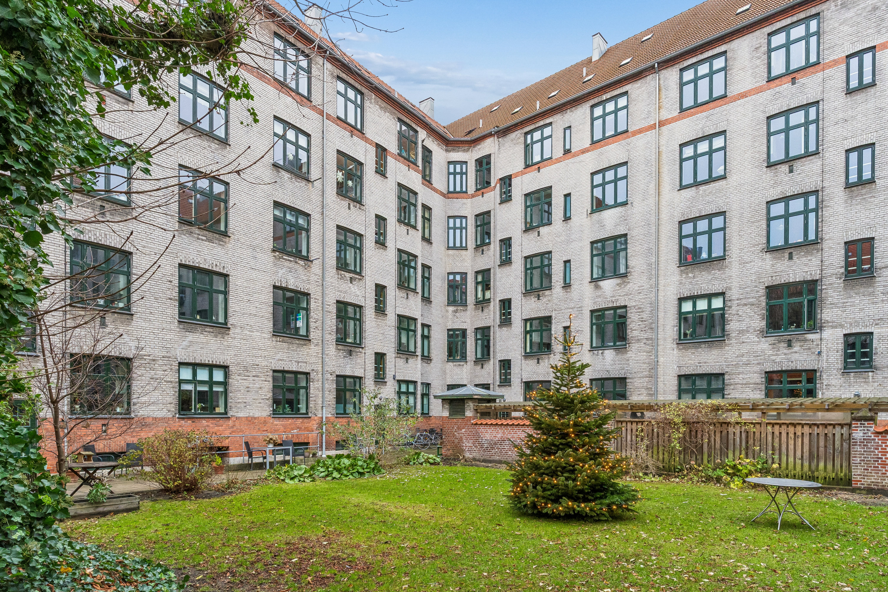 Fremhævet gårdmiljø billede i fuldskærmstilstand. Billede af Silkeborggade 43, 1. th., 2100 København Ø