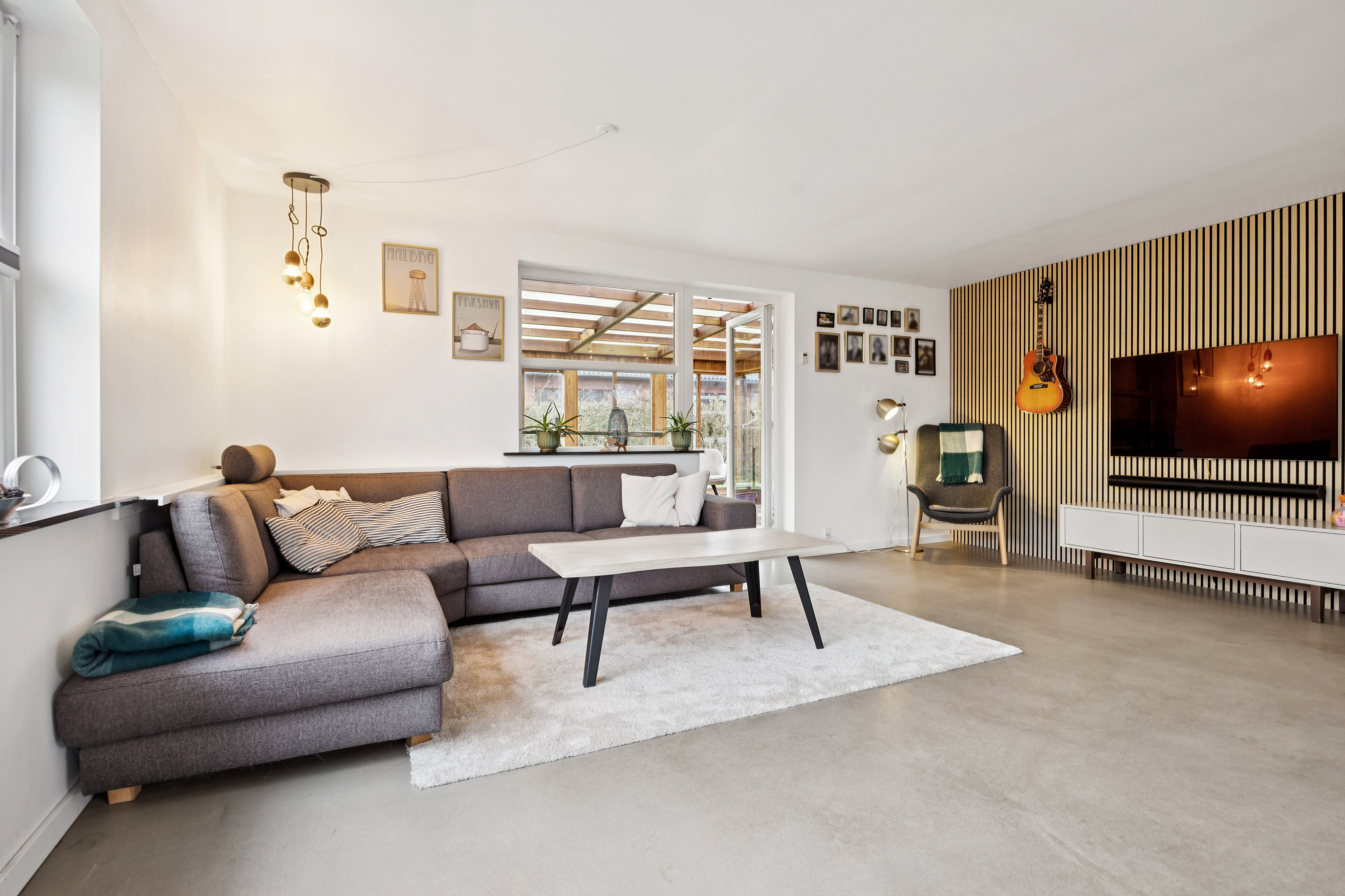 Fremhævet stue billede i fuldskærmstilstand. Billede af Parallelvej 6, Gudumholm, 9280 Storvorde