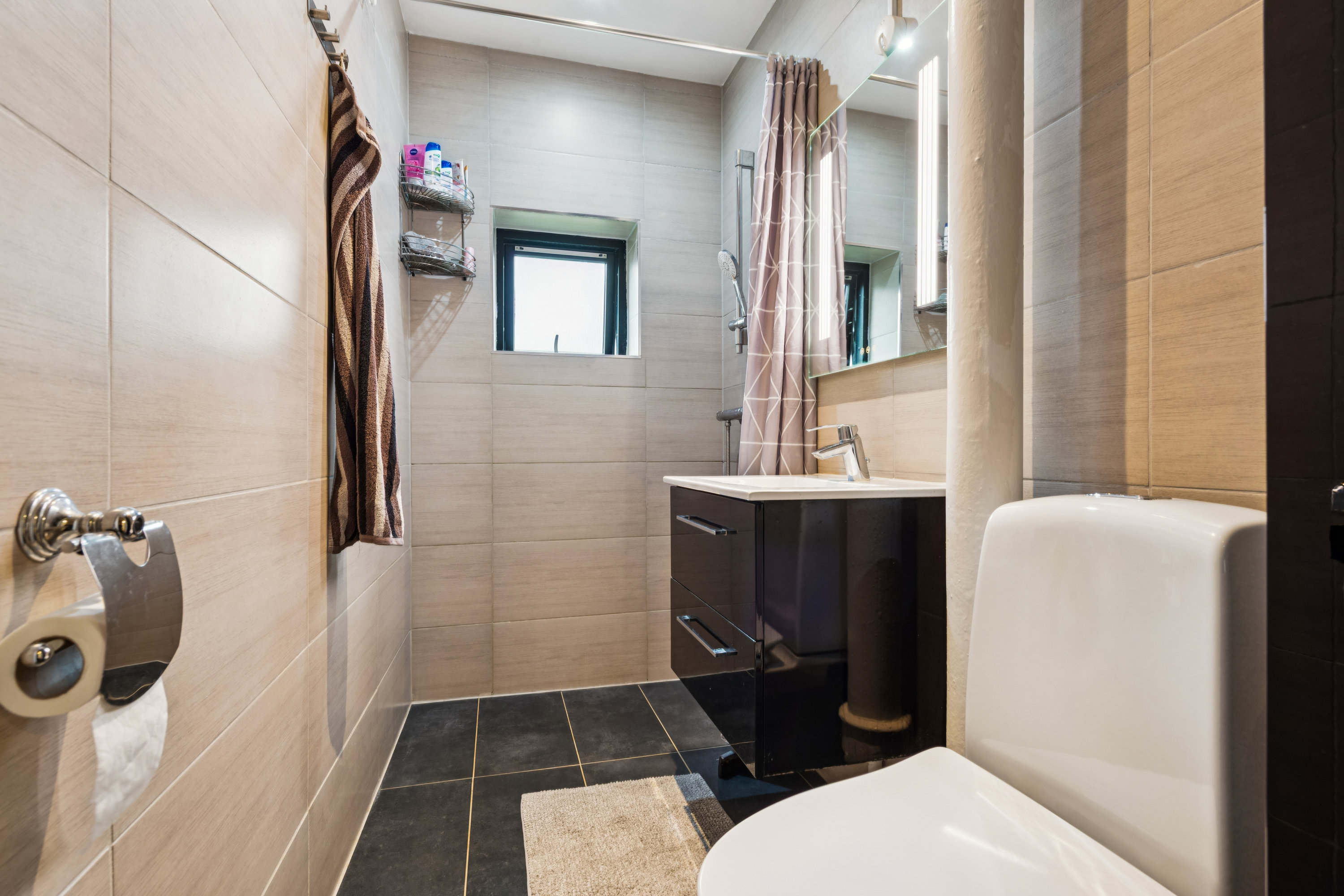 Fremhævet badeværelse billede i fuldskærmstilstand. Billede af Åfløjen 46, st.. th., 2700 Brønshøj