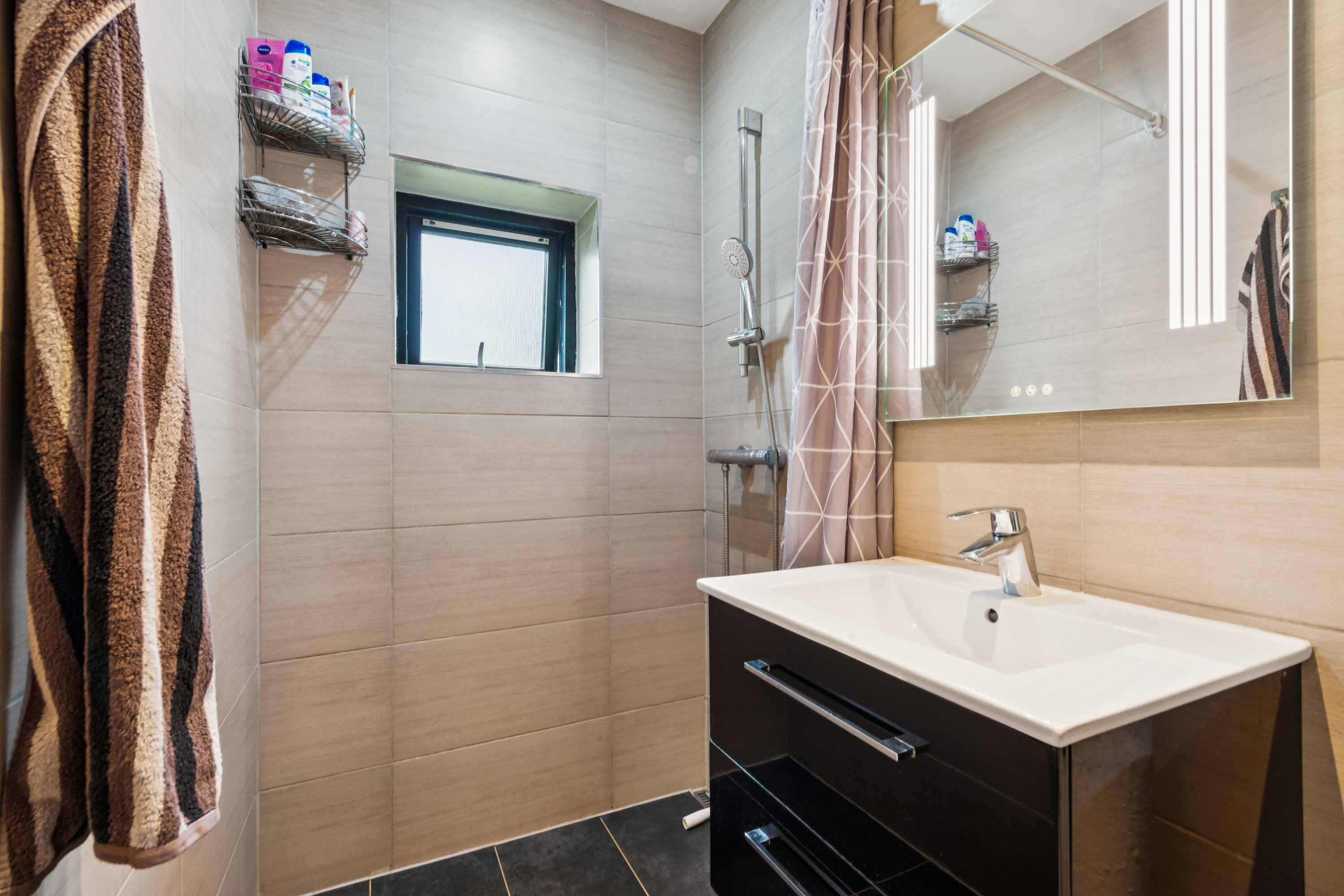 Fremhævet badeværelse billede i fuldskærmstilstand. Billede af Åfløjen 46, st.. th., 2700 Brønshøj