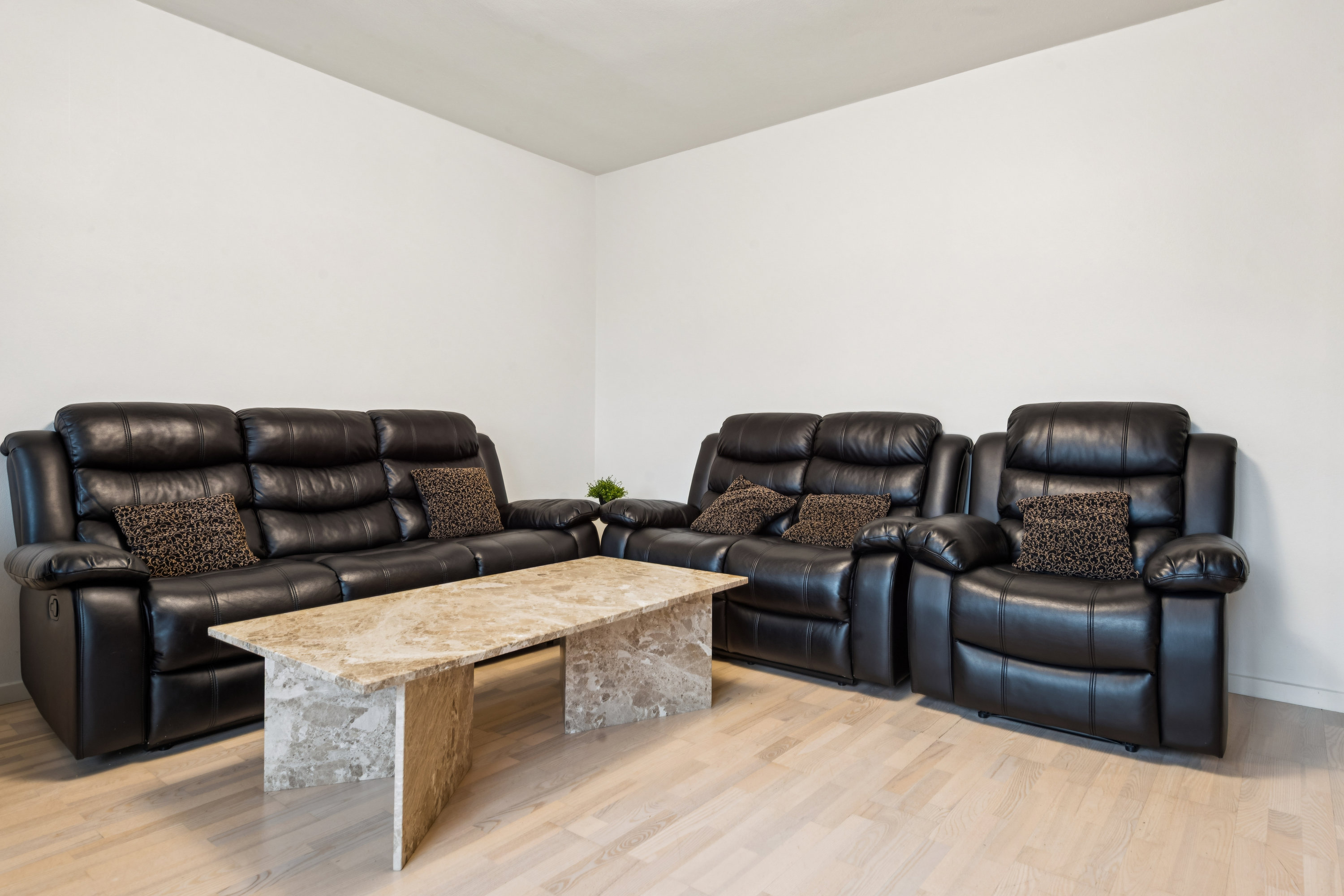 Fremhævet stue billede i fuldskærmstilstand. Billede af Åfløjen 46, st.. th., 2700 Brønshøj