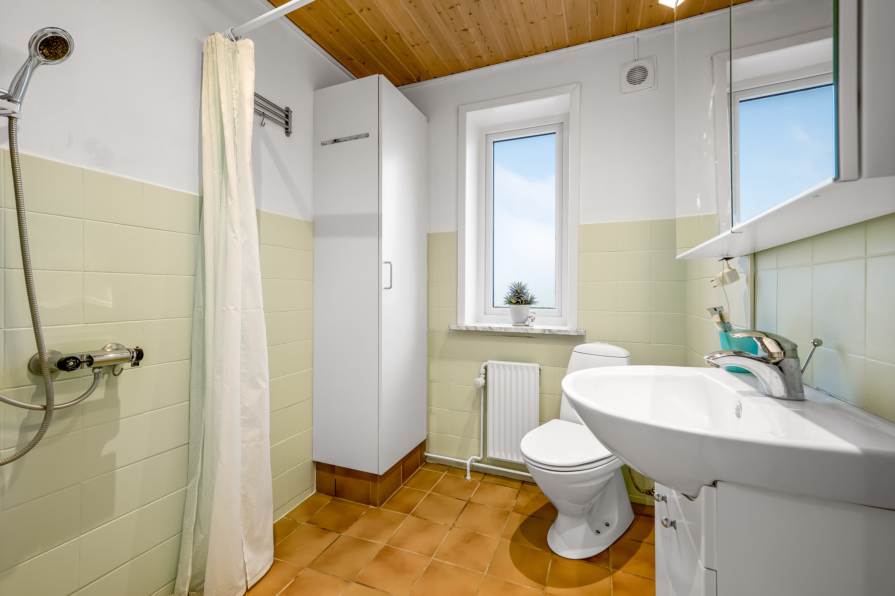 Fremhævet toilet billede i fuldskærmstilstand. Billede af Engvej 4, Abild, 6270 Tønder