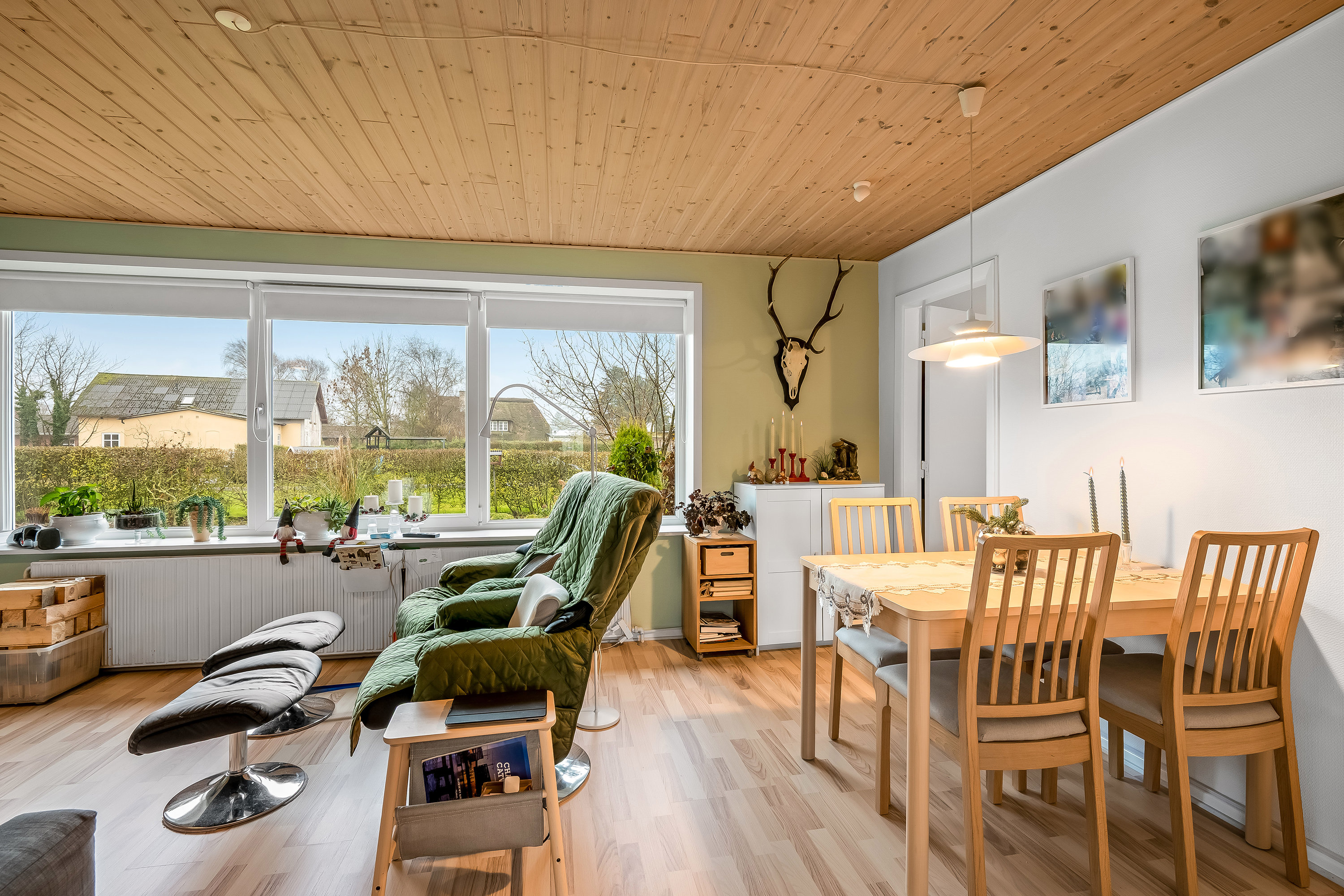 Fremhævet stue billede i fuldskærmstilstand. Billede af Engvej 4, Abild, 6270 Tønder