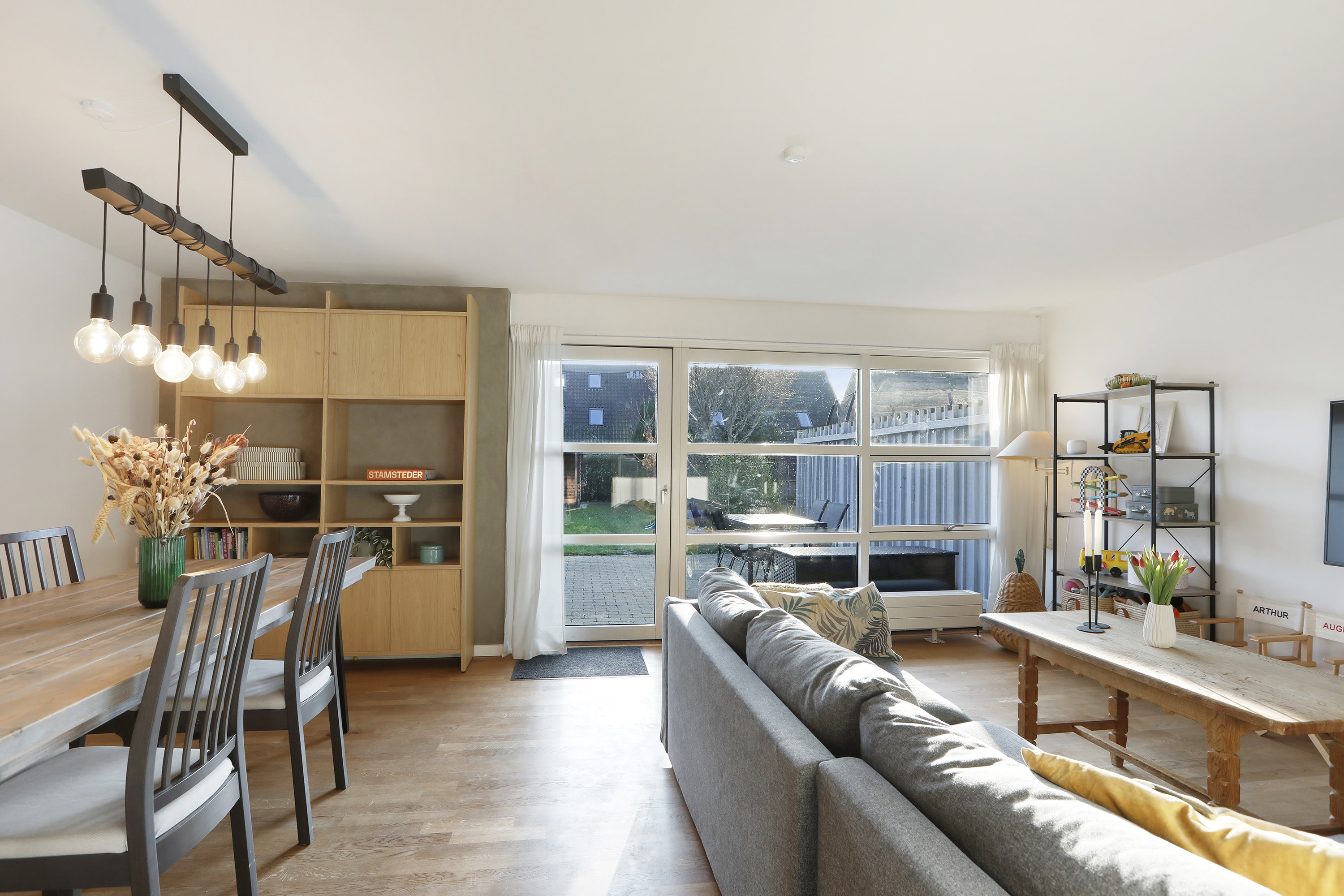 Fremhævet stue billede i fuldskærmstilstand. Billede af Bøgesvinget 75, 2740 Skovlunde