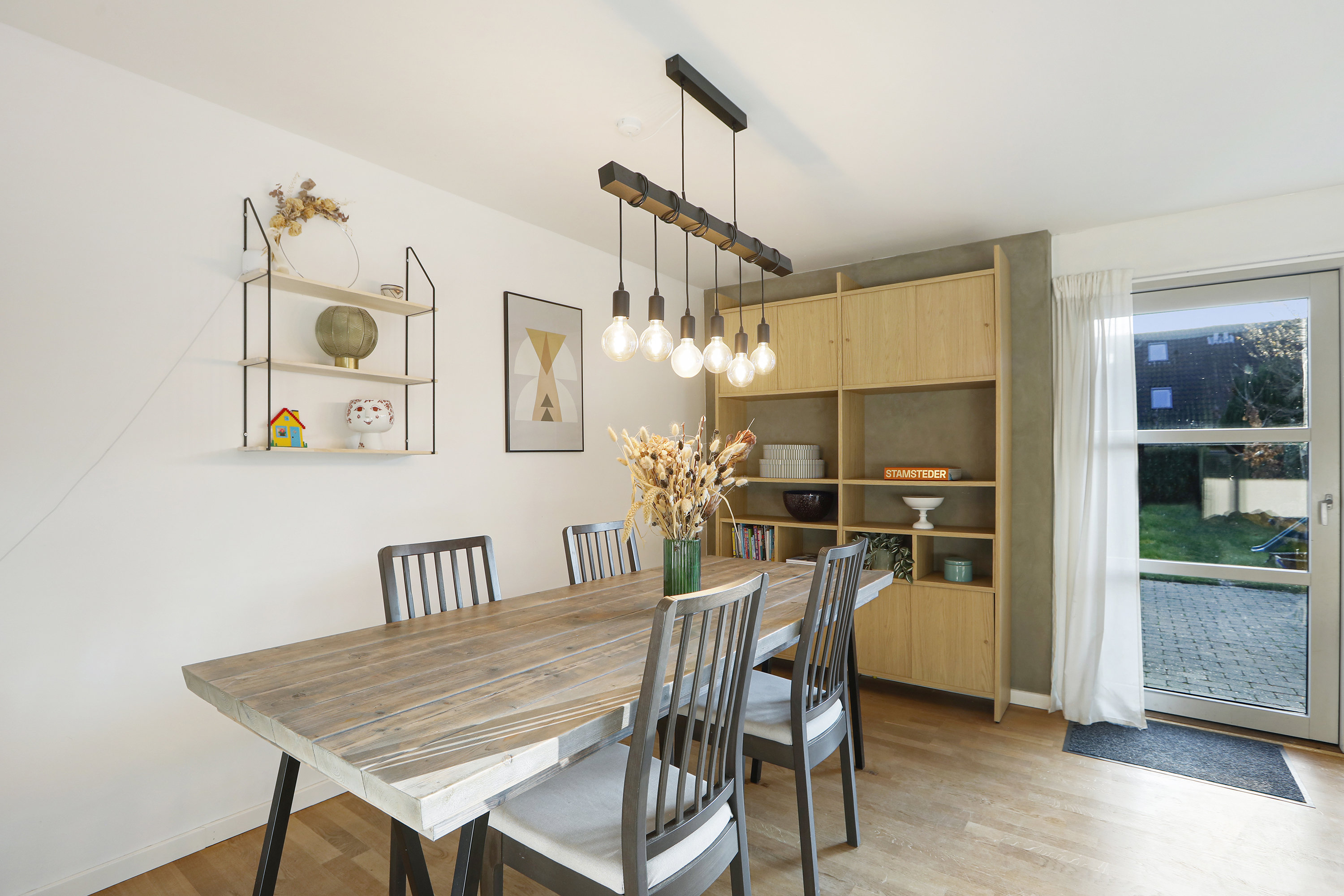 Fremhævet stue billede i fuldskærmstilstand. Billede af Bøgesvinget 75, 2740 Skovlunde