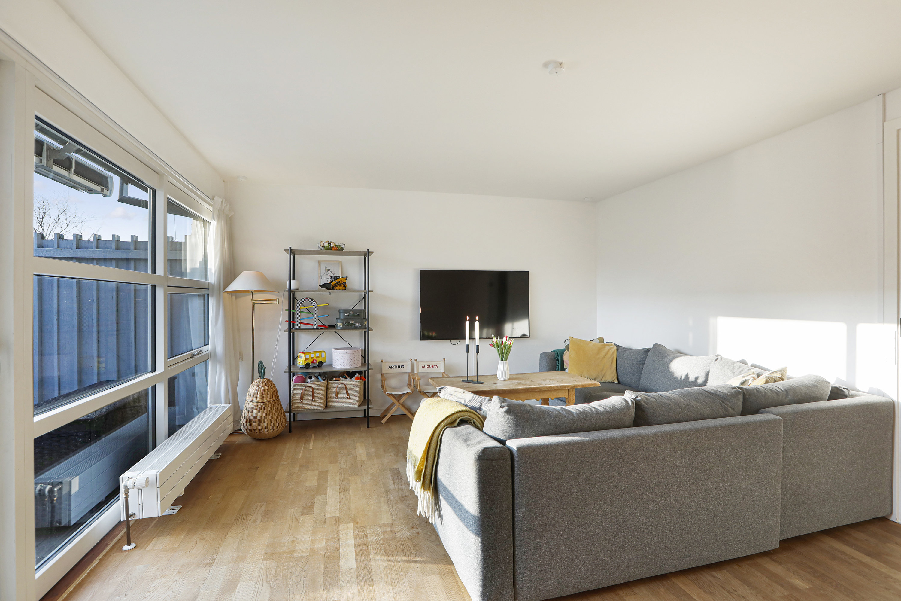 Fremhævet stue billede i fuldskærmstilstand. Billede af Bøgesvinget 75, 2740 Skovlunde