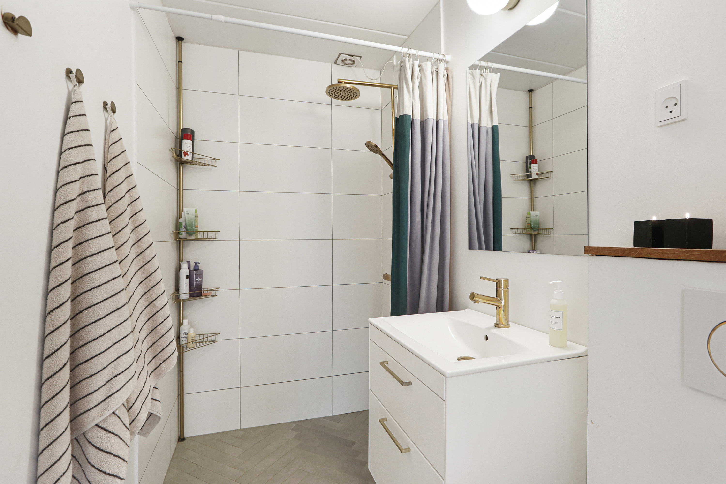 Fremhævet badeværelse billede i fuldskærmstilstand. Billede af Bøgesvinget 75, 2740 Skovlunde