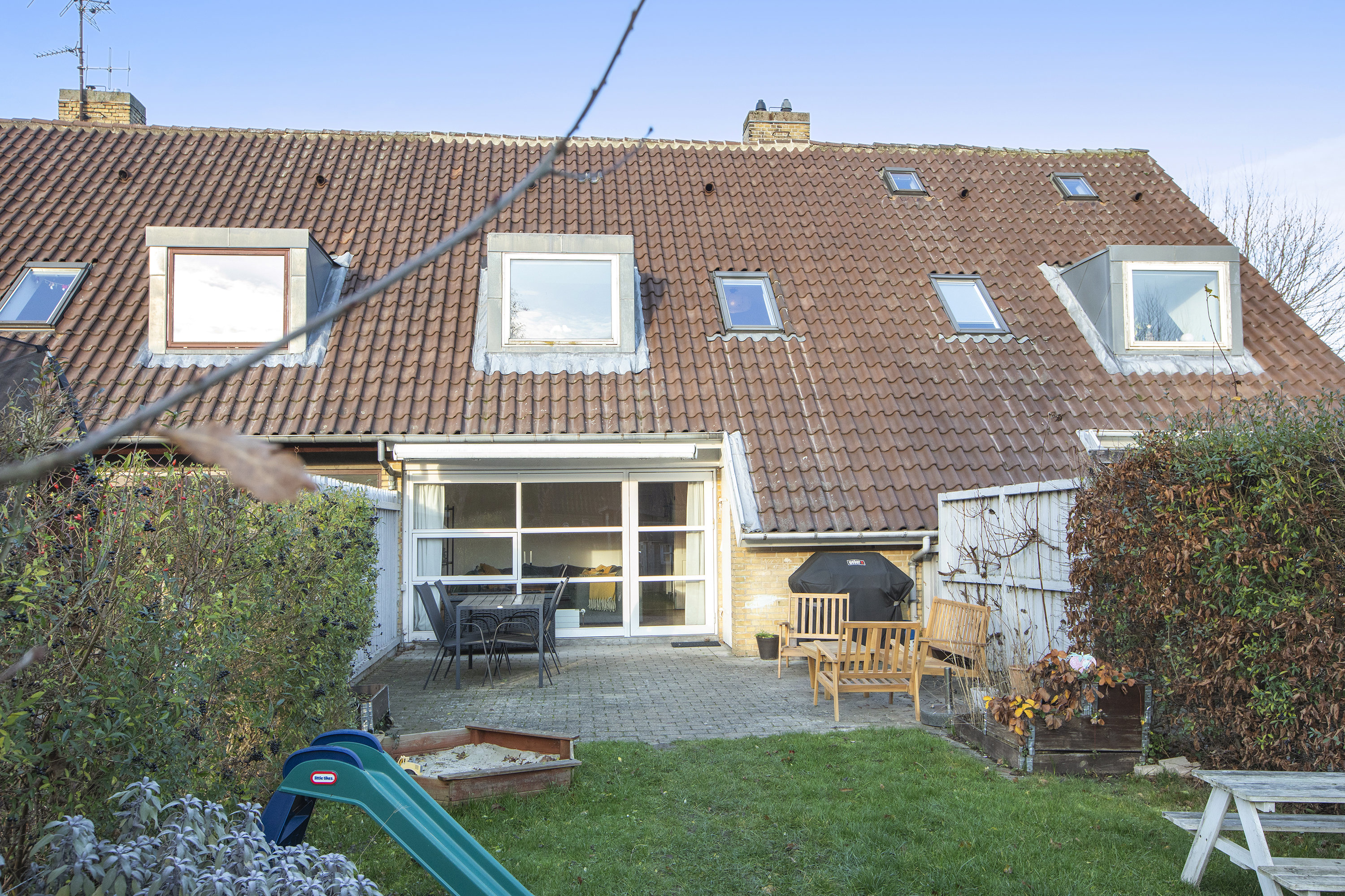 Fremhævet set fra haven billede i fuldskærmstilstand. Billede af Bøgesvinget 75, 2740 Skovlunde