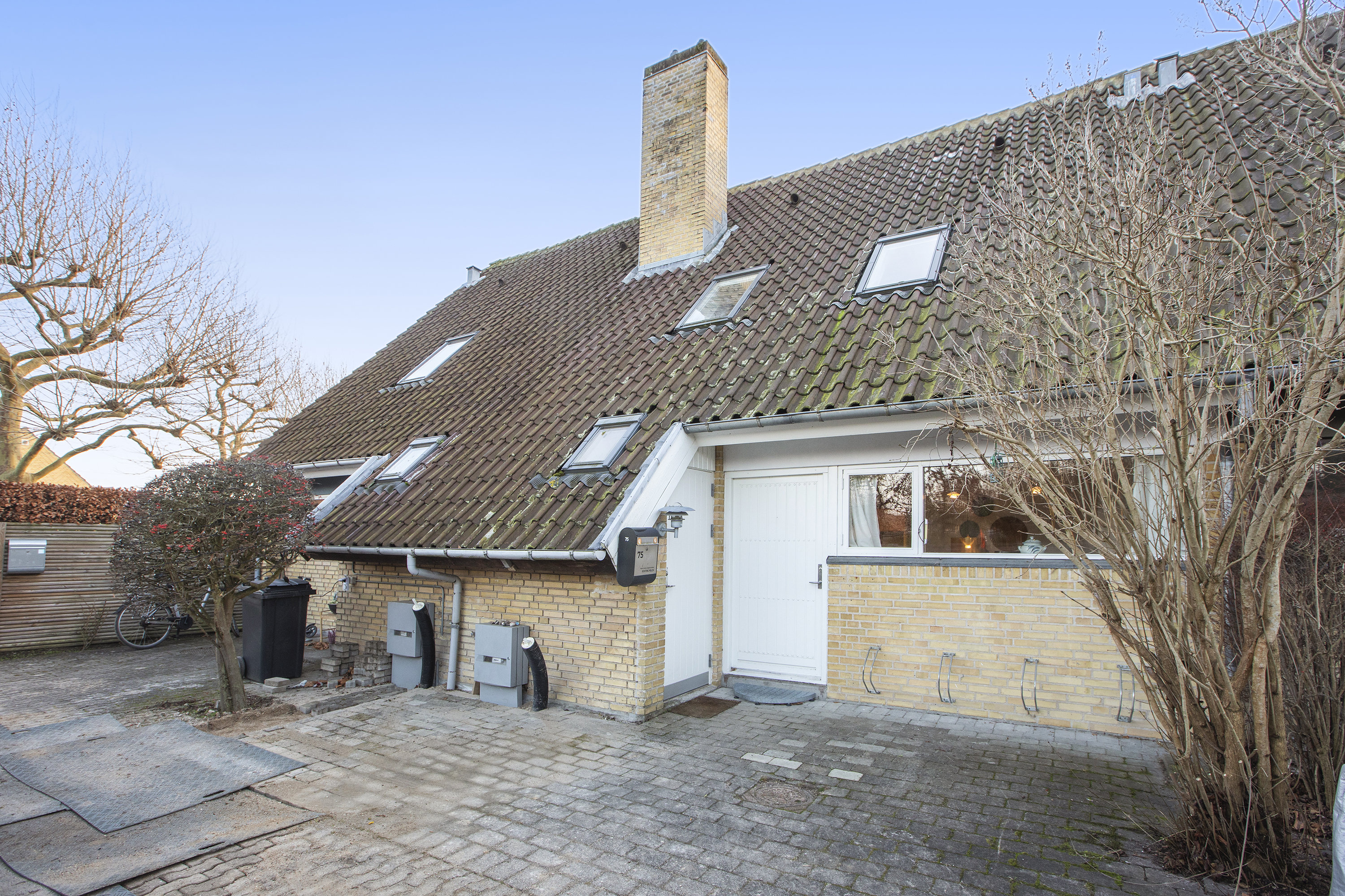 Miniaturebillede 1: set fra vejen. Billede af Bøgesvinget 75, 2740 Skovlunde