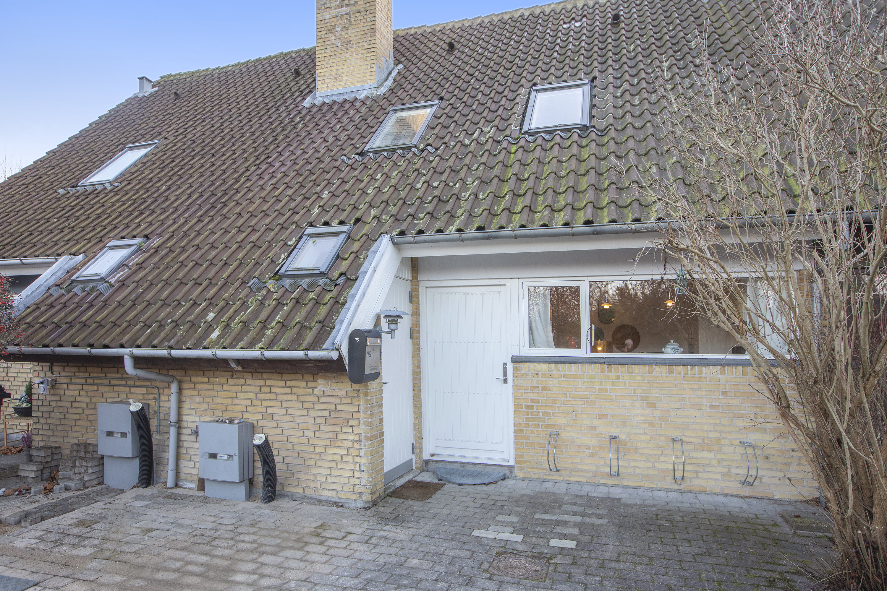 Fremhævet set fra vejen billede i fuldskærmstilstand. Billede af Bøgesvinget 75, 2740 Skovlunde