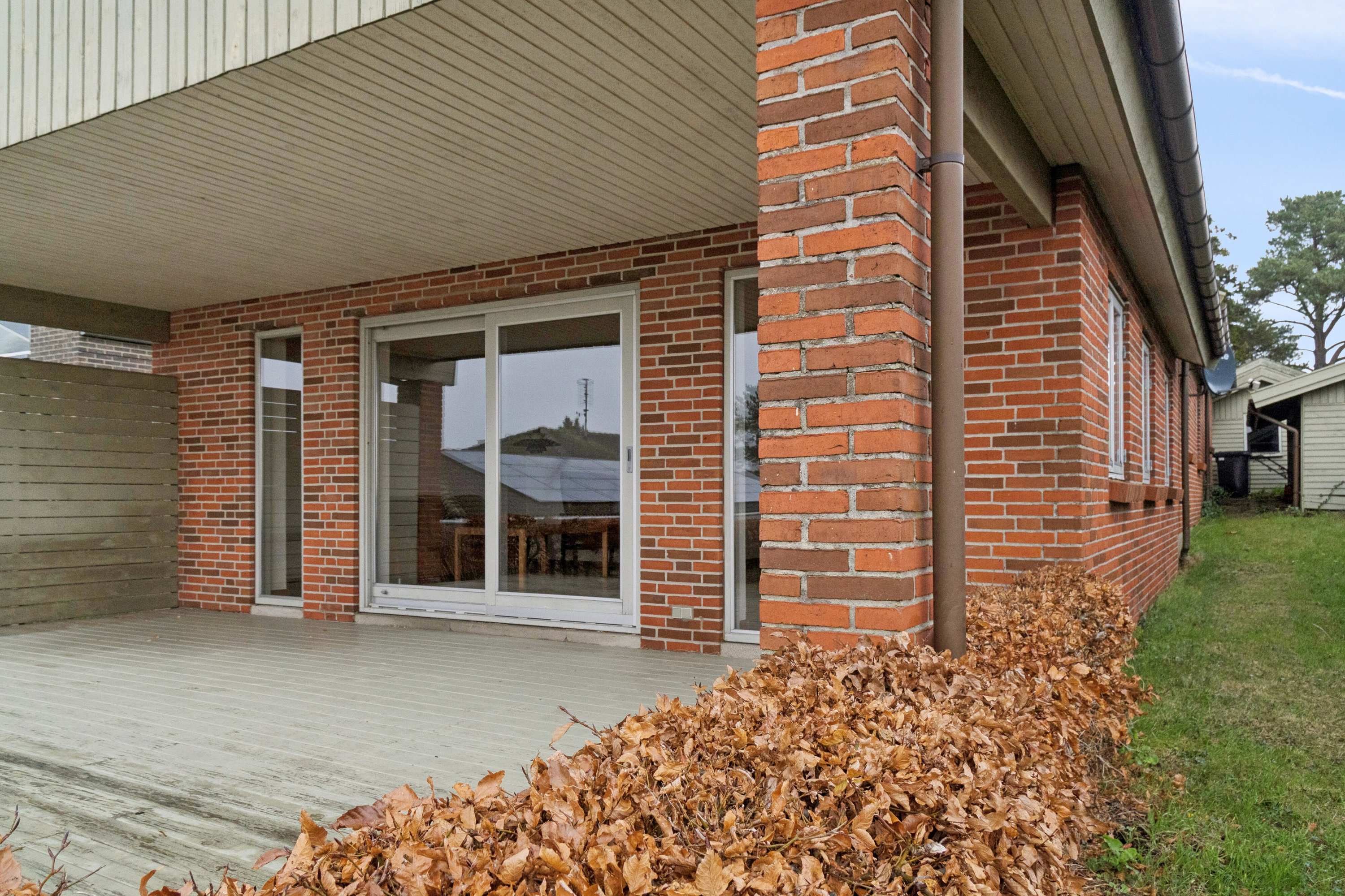 Fremhævet set fra haven billede i fuldskærmstilstand. Billede af Hagenæs 31, 4040 Jyllinge