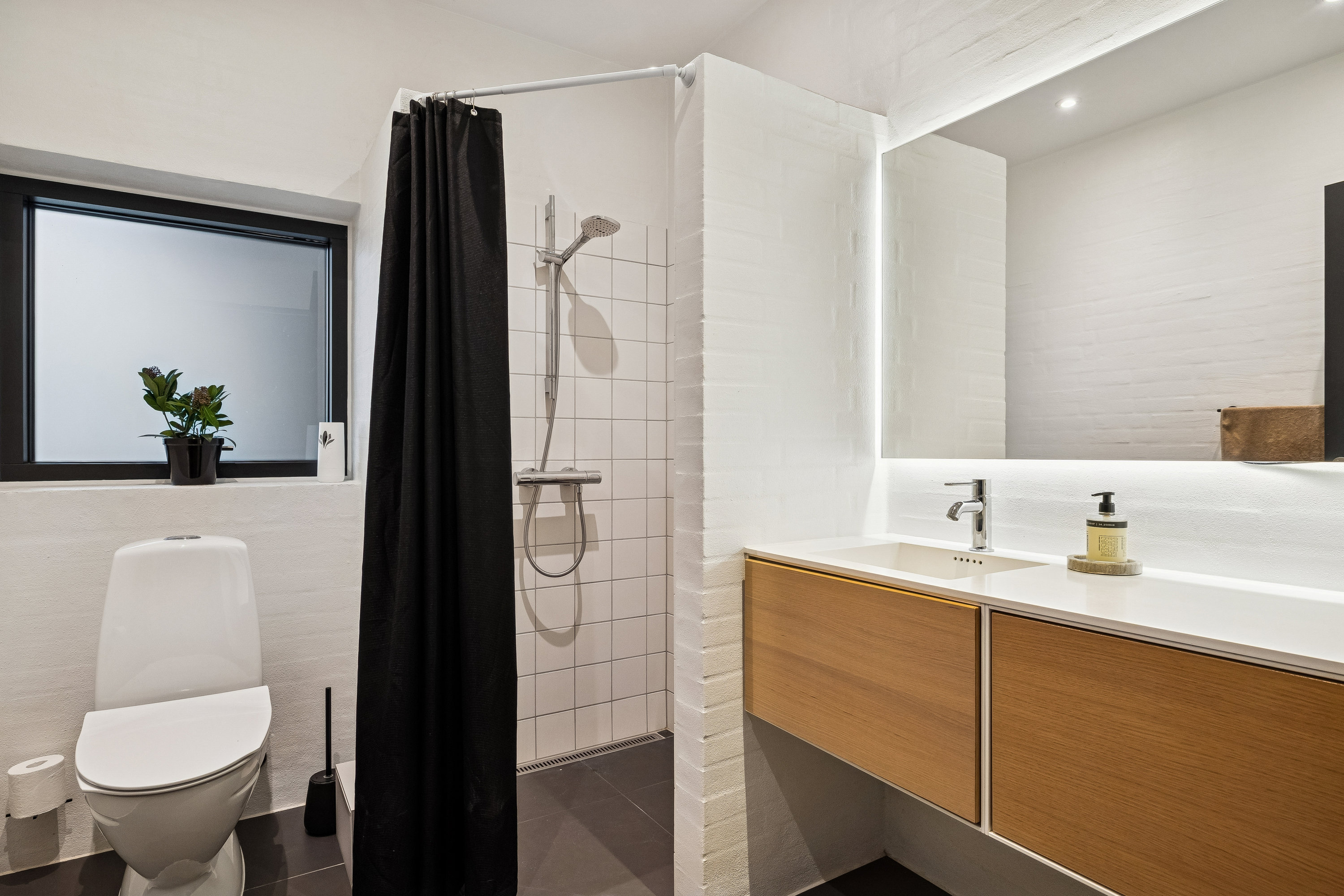 Fremhævet badeværelse billede i fuldskærmstilstand. Billede af Agerhønebakken 30, 8660 Skanderborg