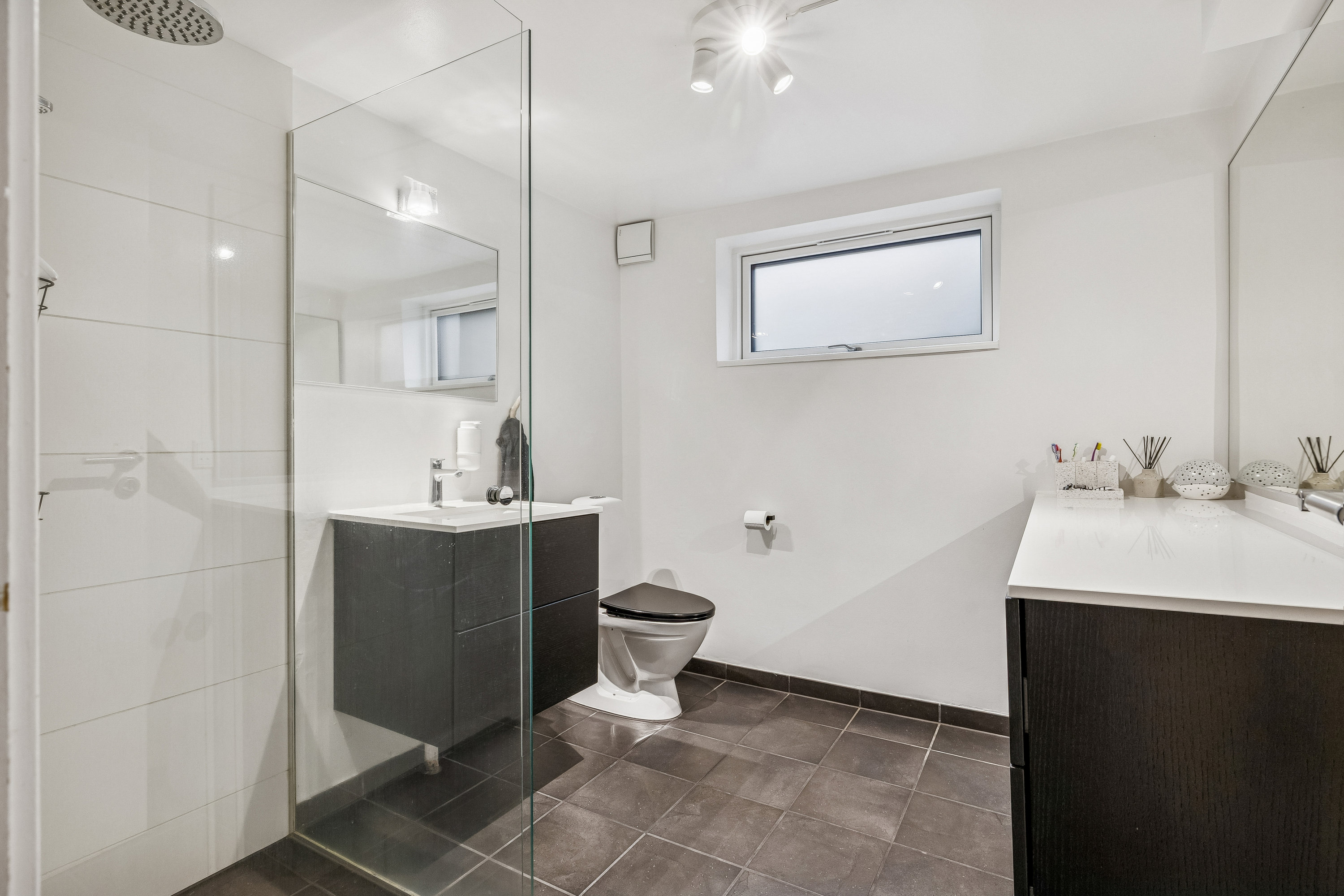 Fremhævet badeværelse billede i fuldskærmstilstand. Billede af Svanevænget 4, 8660 Skanderborg