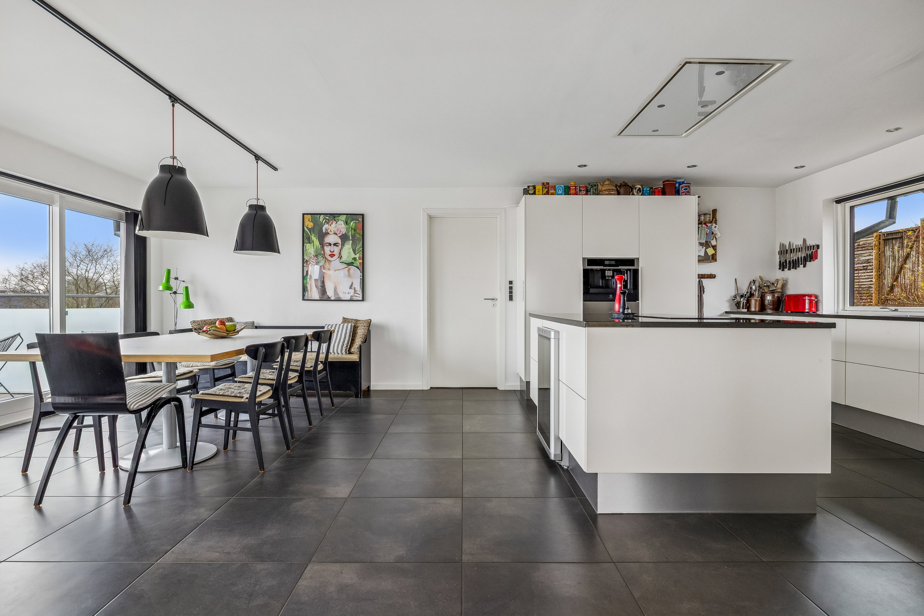 Fremhævet køkken/alrum billede i fuldskærmstilstand. Billede af Svanevænget 4, 8660 Skanderborg