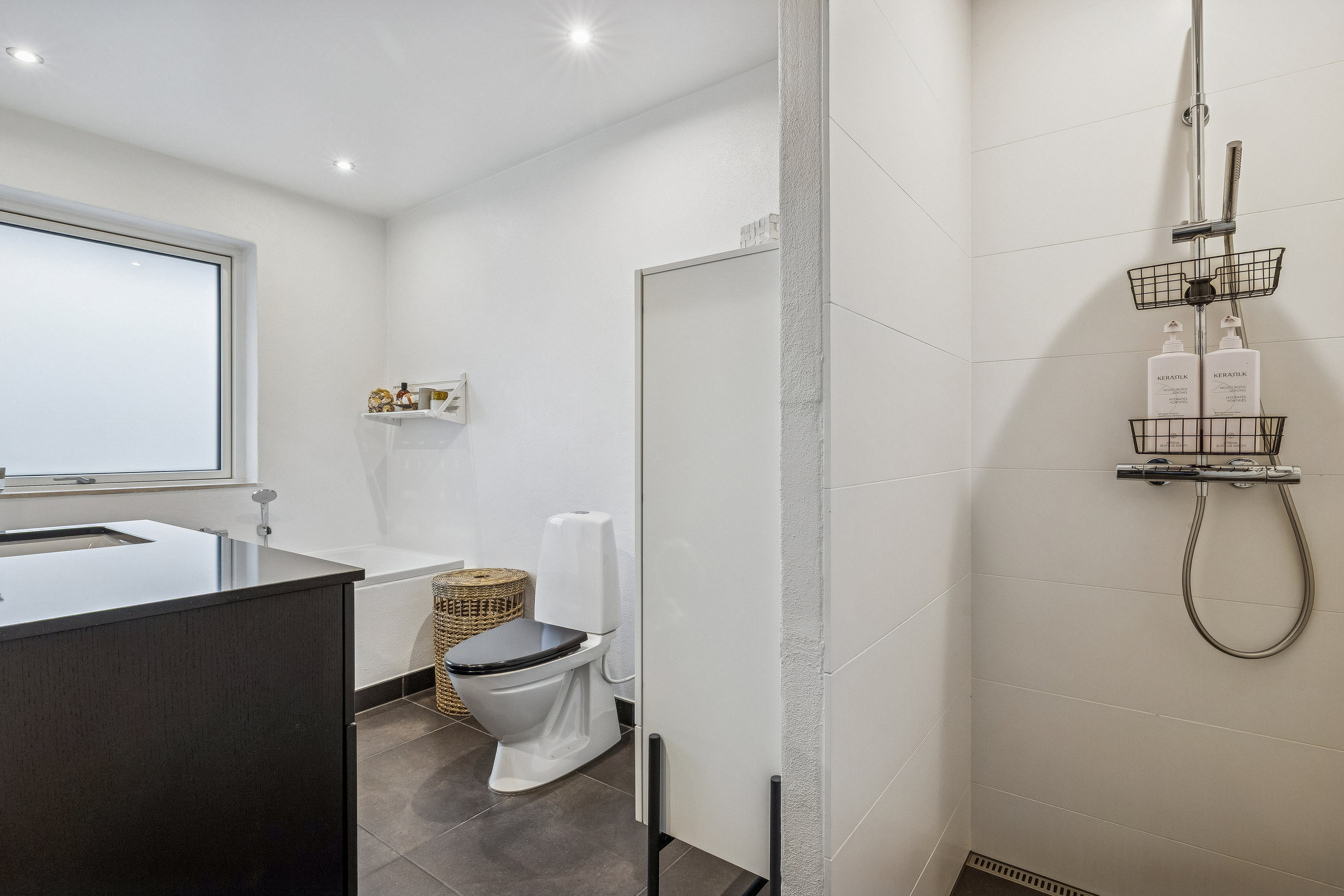 Fremhævet badeværelse billede i fuldskærmstilstand. Billede af Svanevænget 4, 8660 Skanderborg