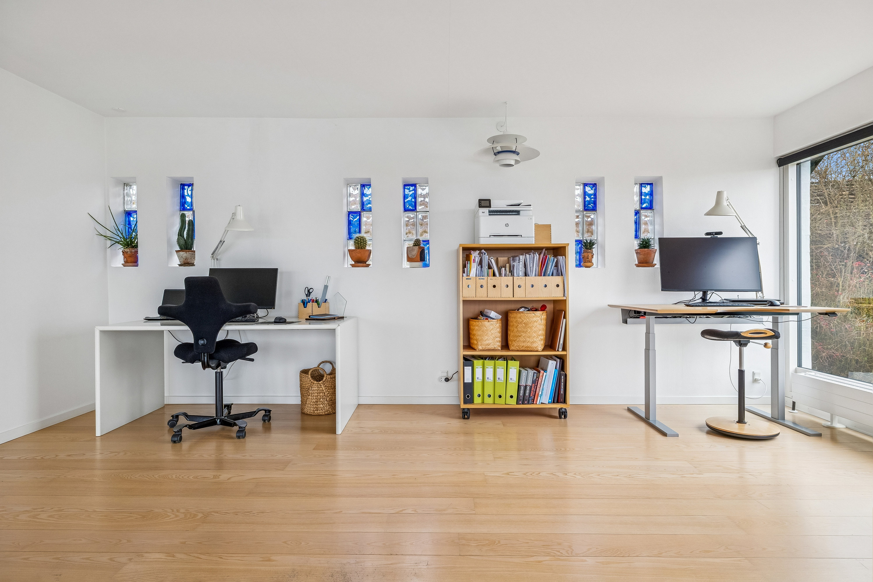 Fremhævet stue billede i fuldskærmstilstand. Billede af Svanevænget 4, 8660 Skanderborg