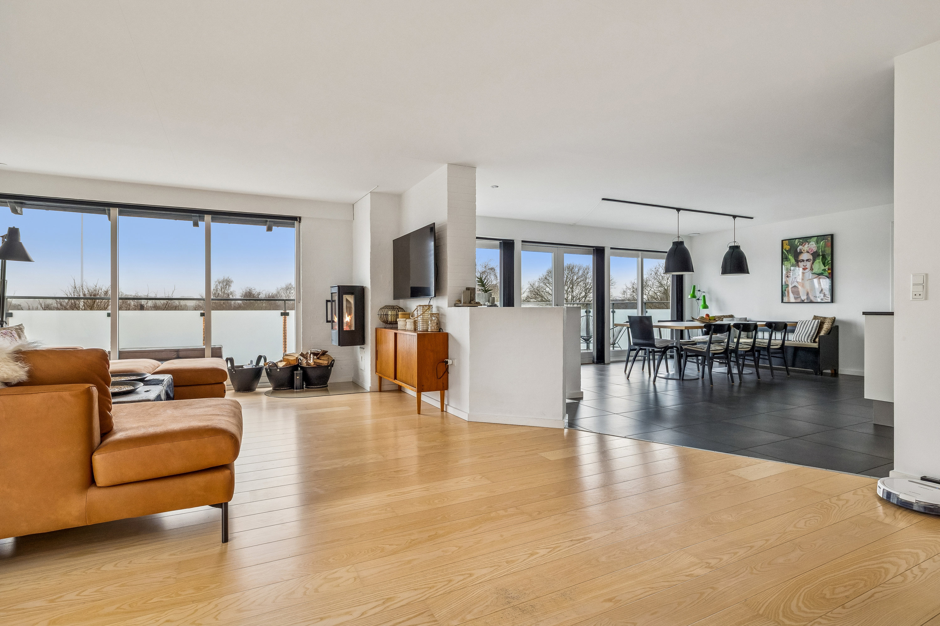 Fremhævet stue billede i fuldskærmstilstand. Billede af Svanevænget 4, 8660 Skanderborg