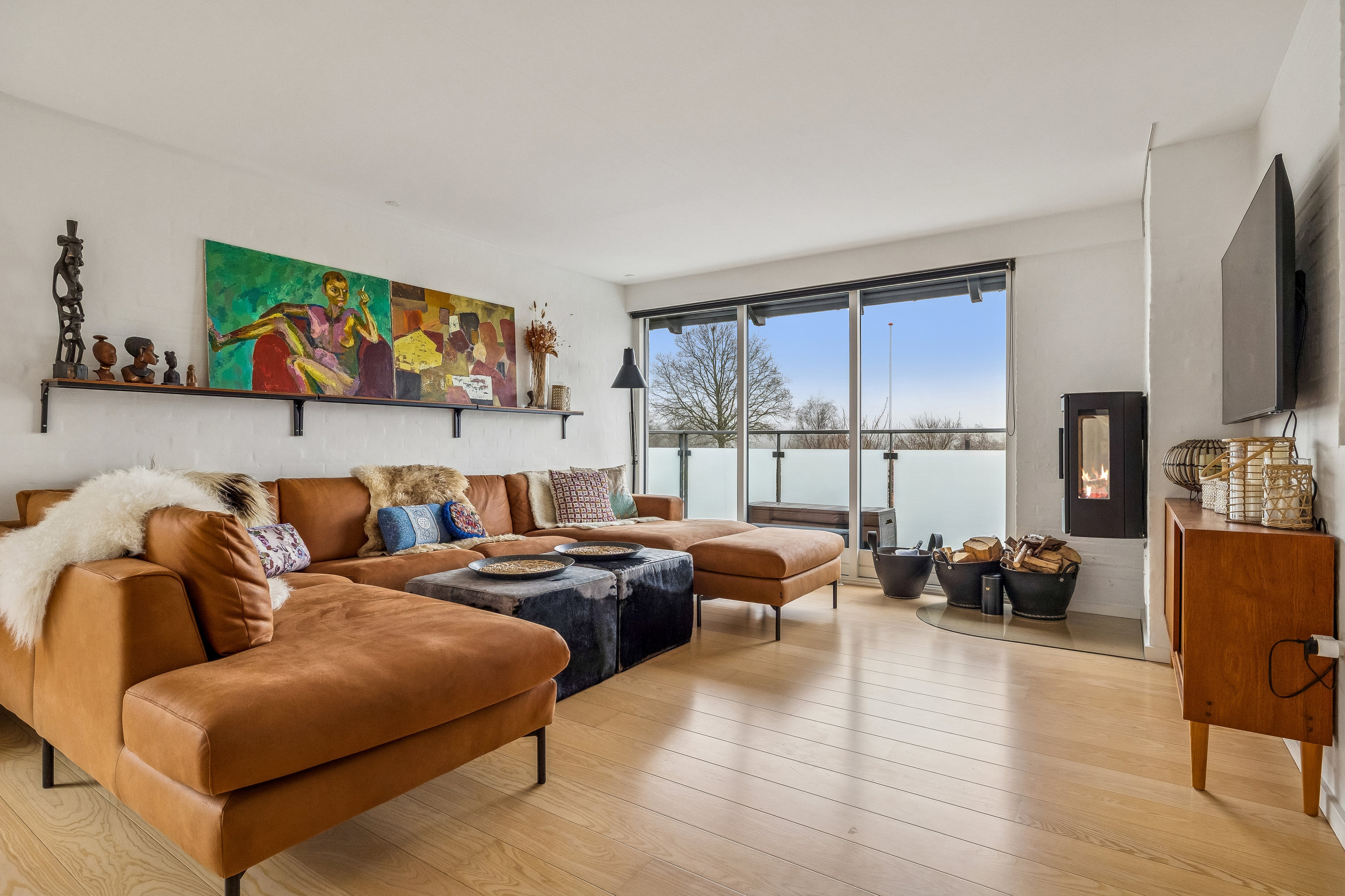 Fremhævet stue billede i fuldskærmstilstand. Billede af Svanevænget 4, 8660 Skanderborg