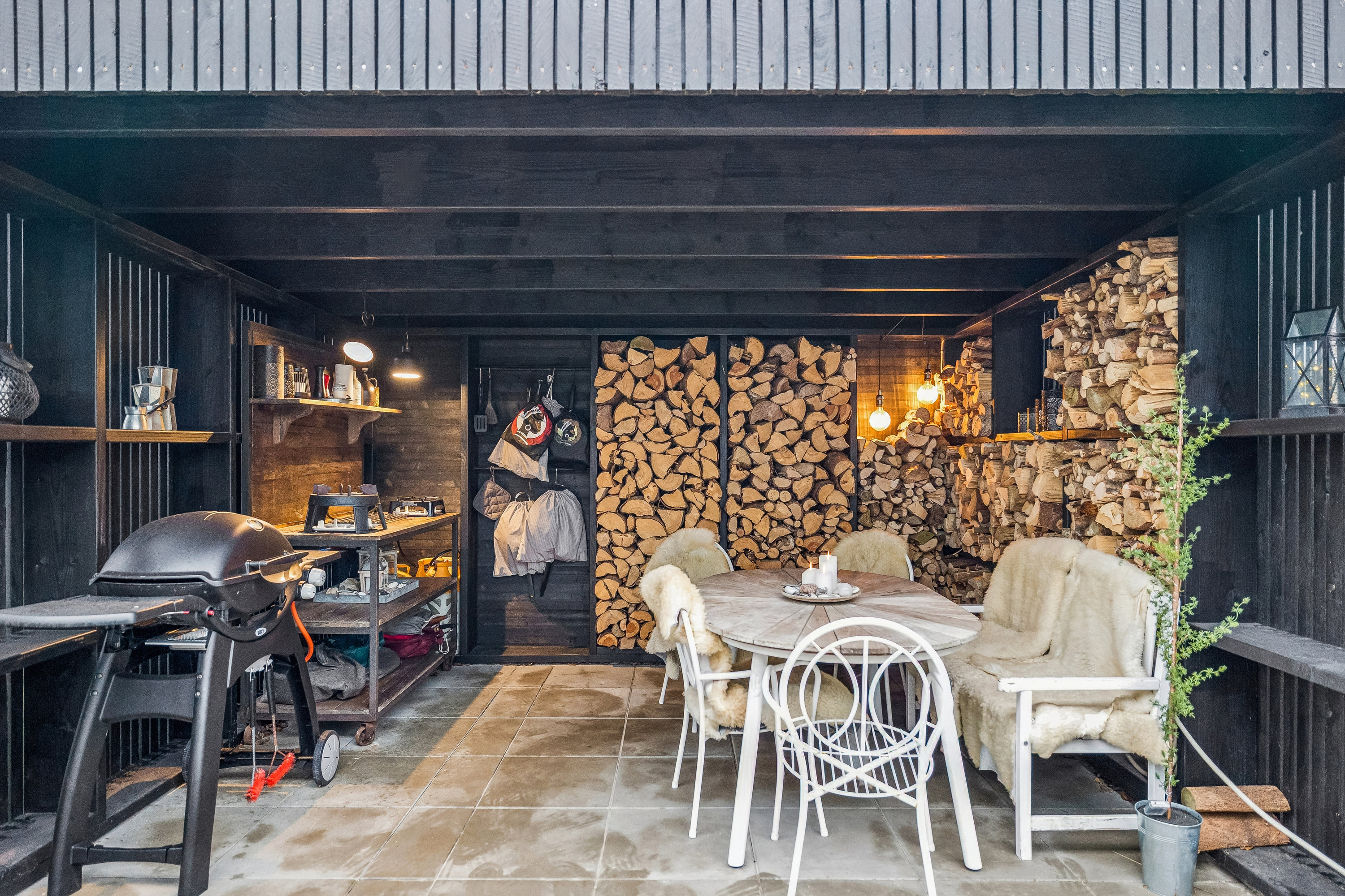 Fremhævet overdækket terrasse billede i fuldskærmstilstand. Billede af Svanevænget 4, 8660 Skanderborg