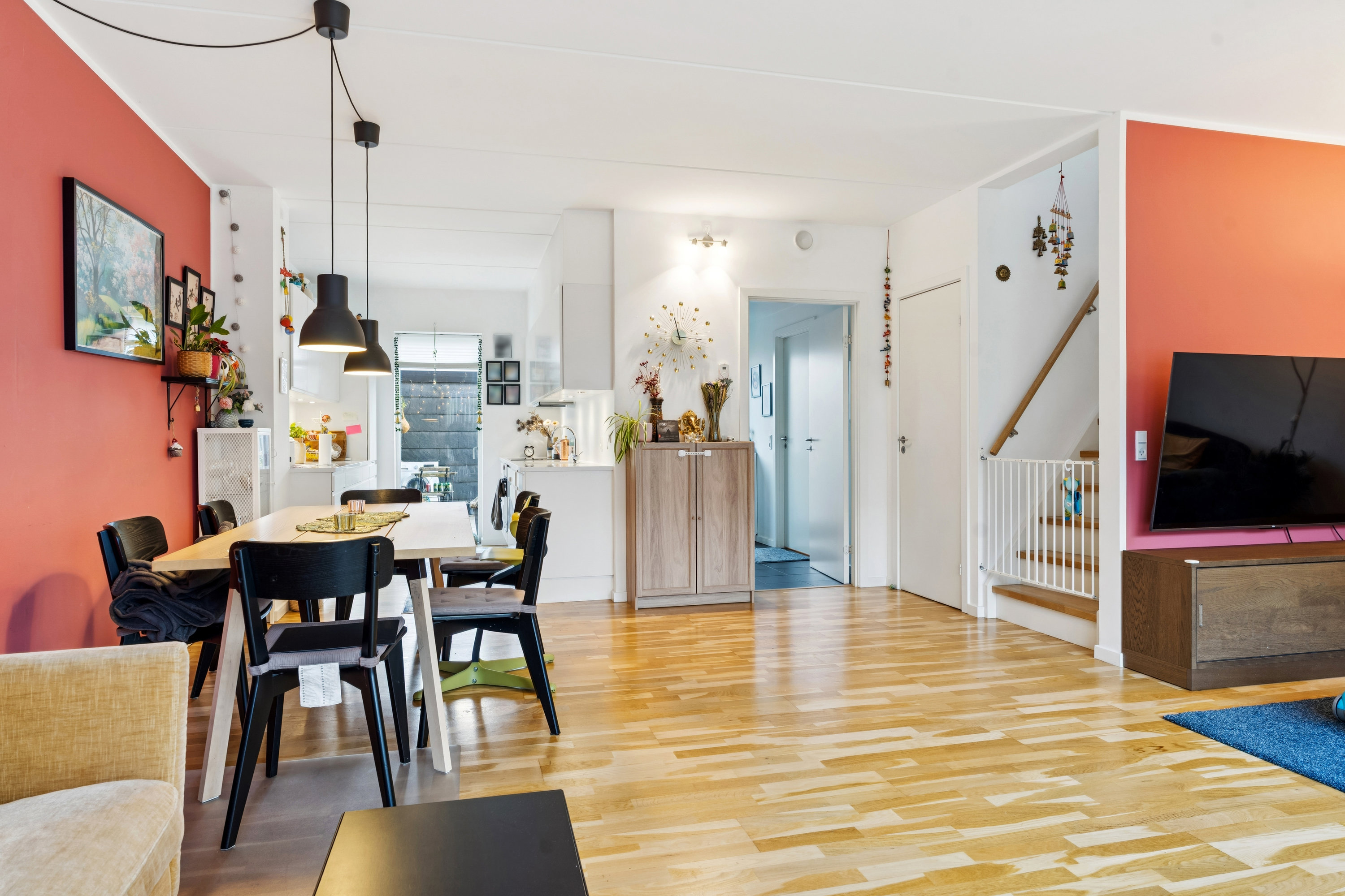 Fremhævet stue billede i fuldskærmstilstand. Billede af Klausdalshave 28, 2730 Herlev