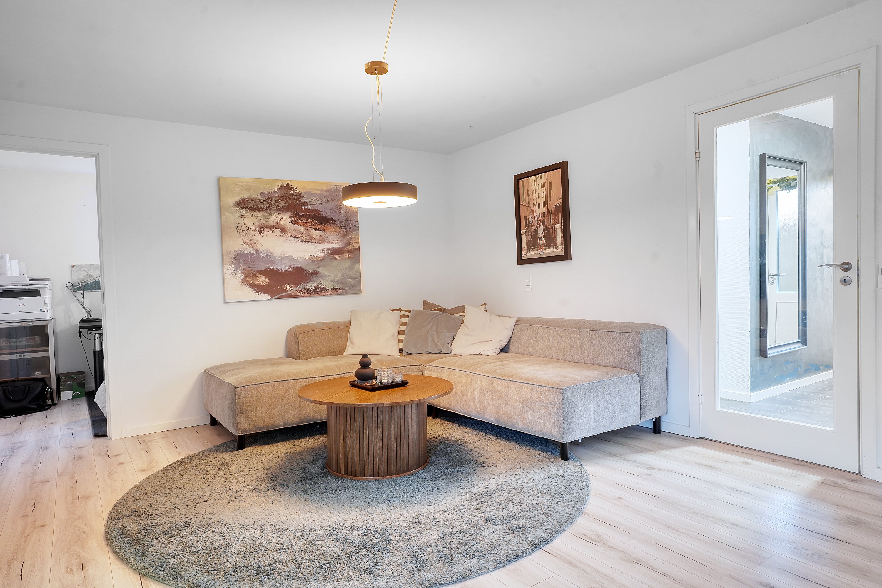 Fremhævet stue billede i fuldskærmstilstand. Billede af Falkevang 18, 3450 Allerød