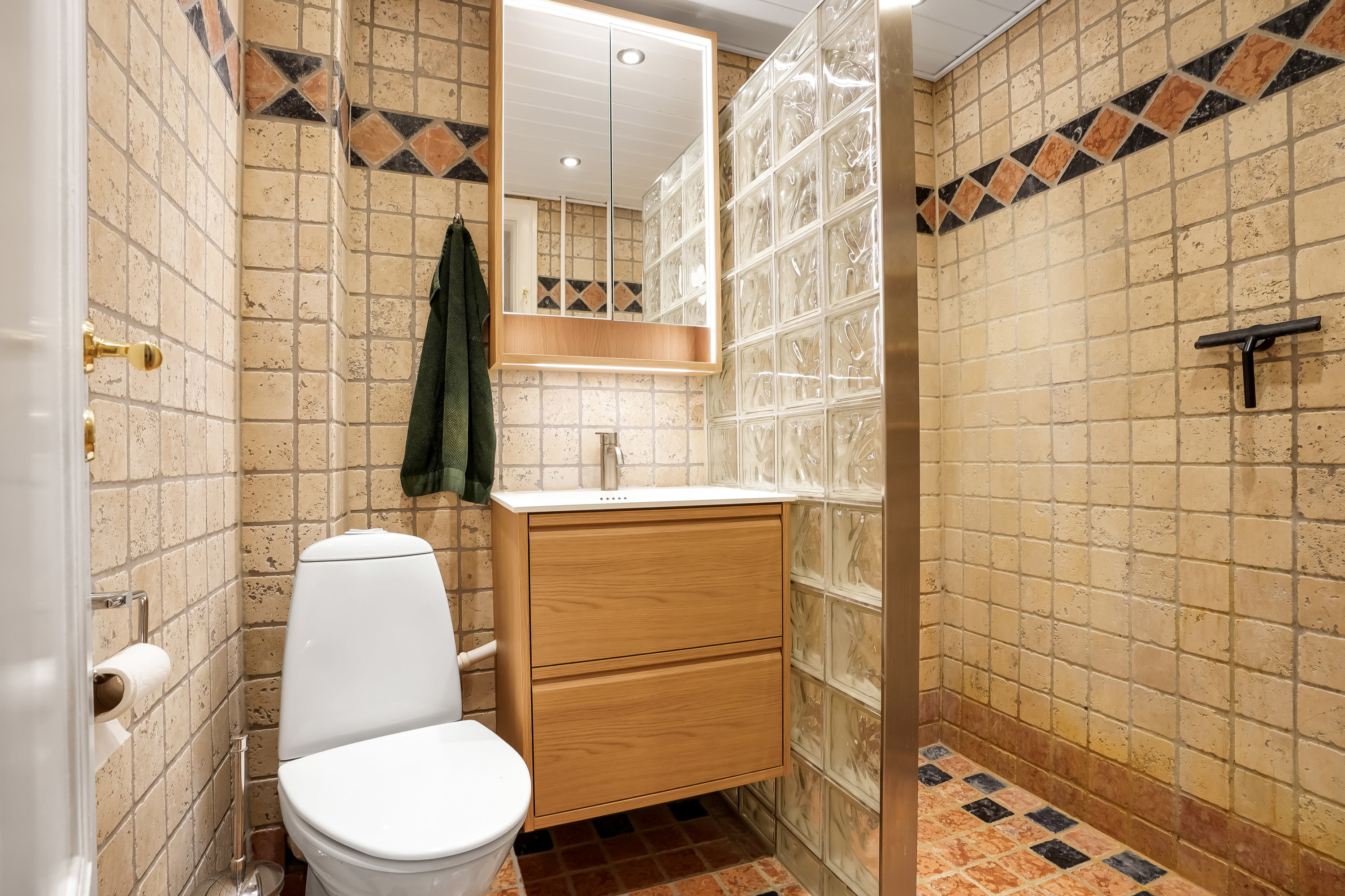 Fremhævet badeværelse billede i fuldskærmstilstand. Billede af Reventlowsvej 54, 2. th., 5000 Odense C