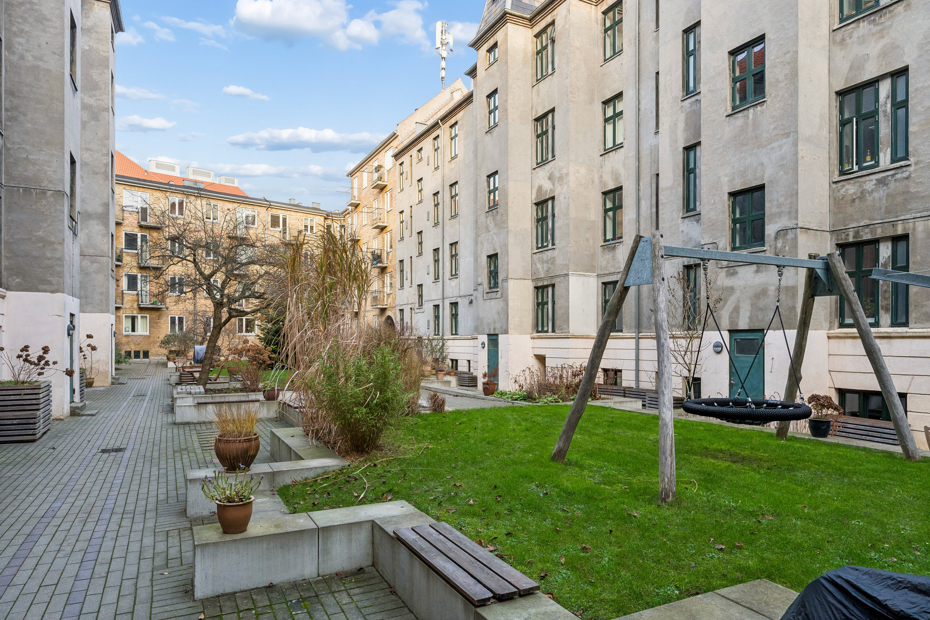 Fremhævet gårdmiljø billede i fuldskærmstilstand. Billede af Kildevældsgade 74, 2. tv., 2100 København Ø