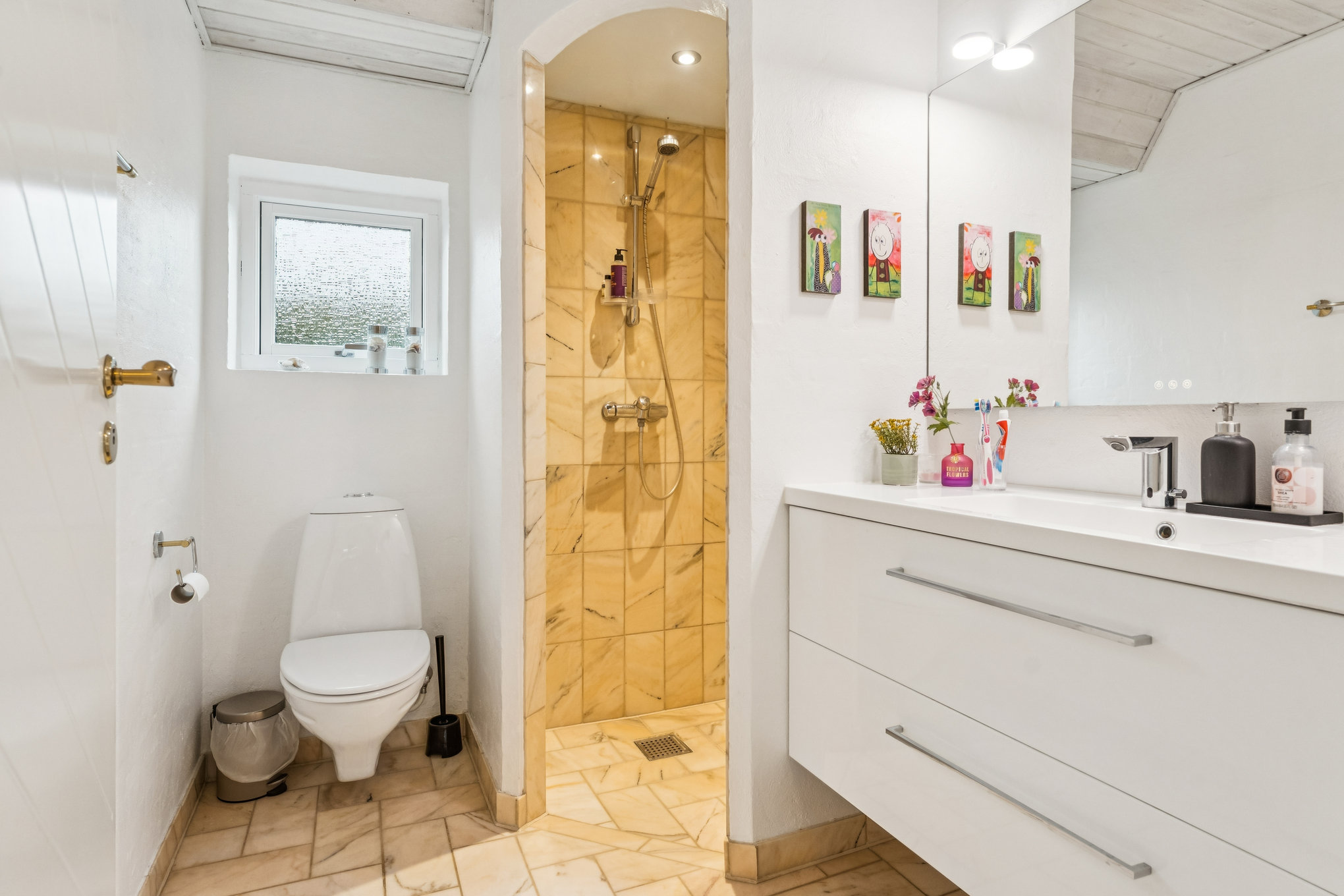 Fremhævet badeværelse billede i fuldskærmstilstand. Billede af Pinjelunden 15, 8960 Randers SØ