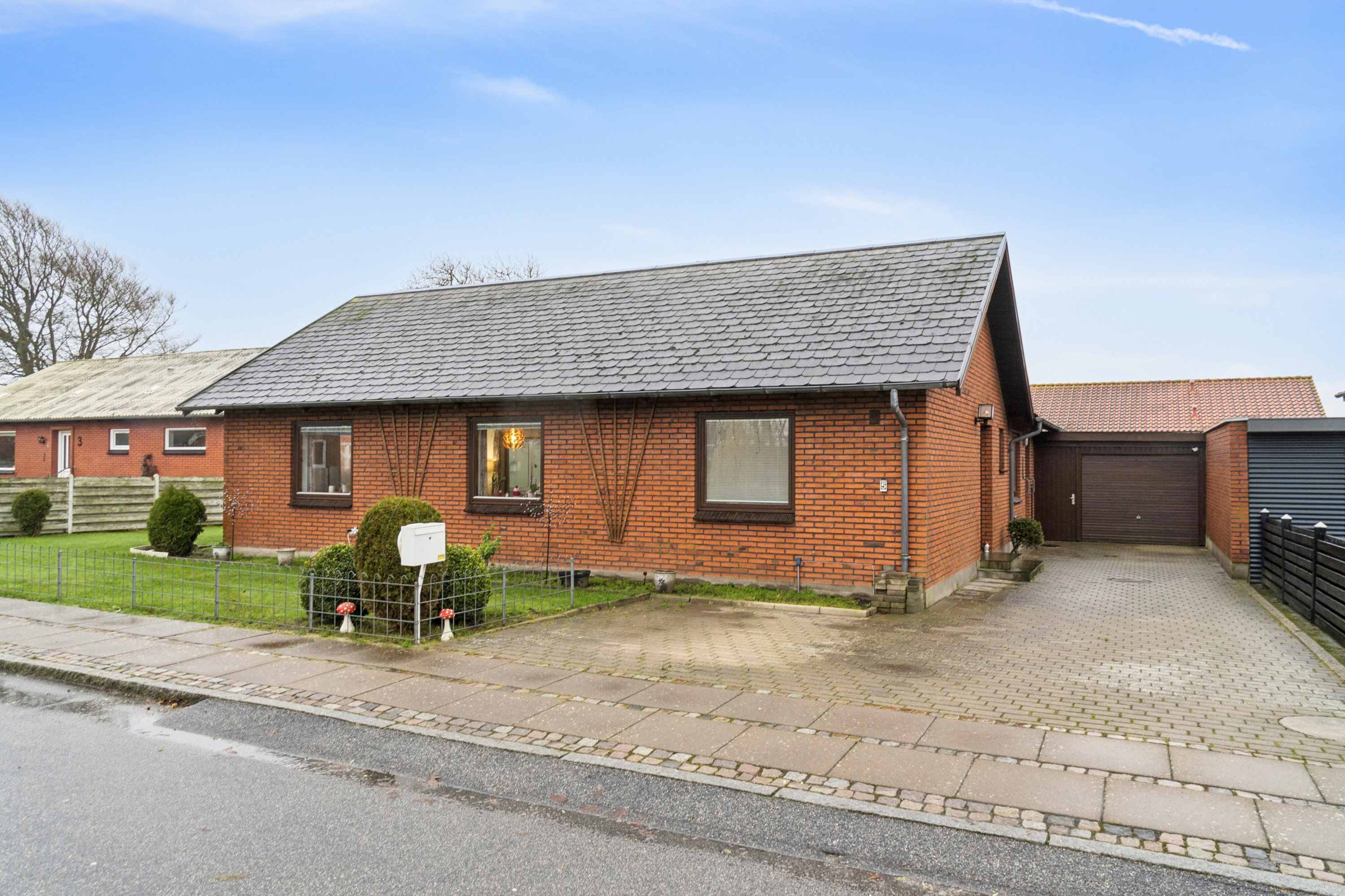 Fremhævet set fra vejen billede i fuldskærmstilstand. Billede af Skolegade 5, Hvidbjerg, 7790 Thyholm