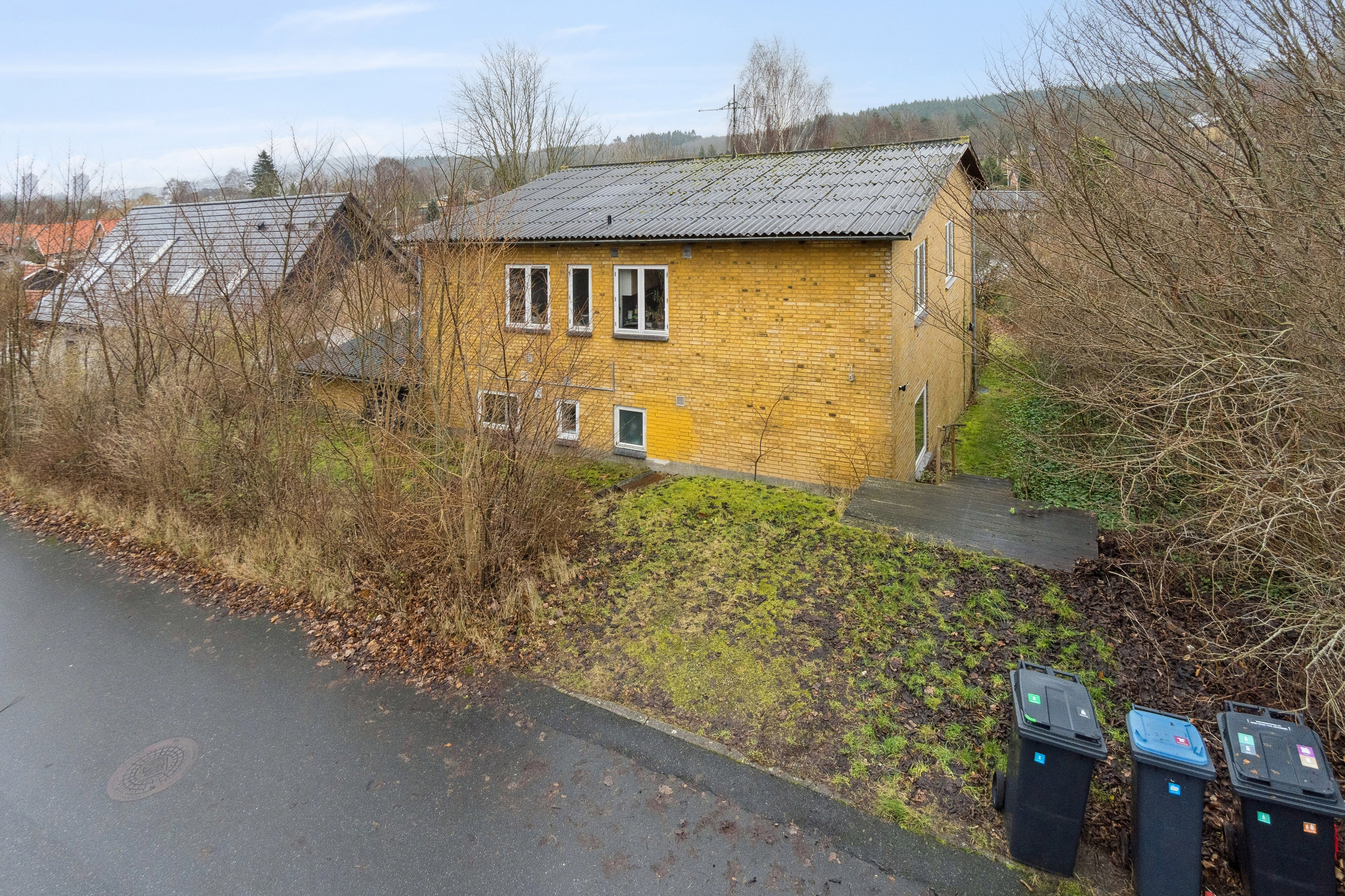 Fremhævet set fra vejen billede i fuldskærmstilstand. Billede af Nylandsvej 126, st.., 8600 Silkeborg