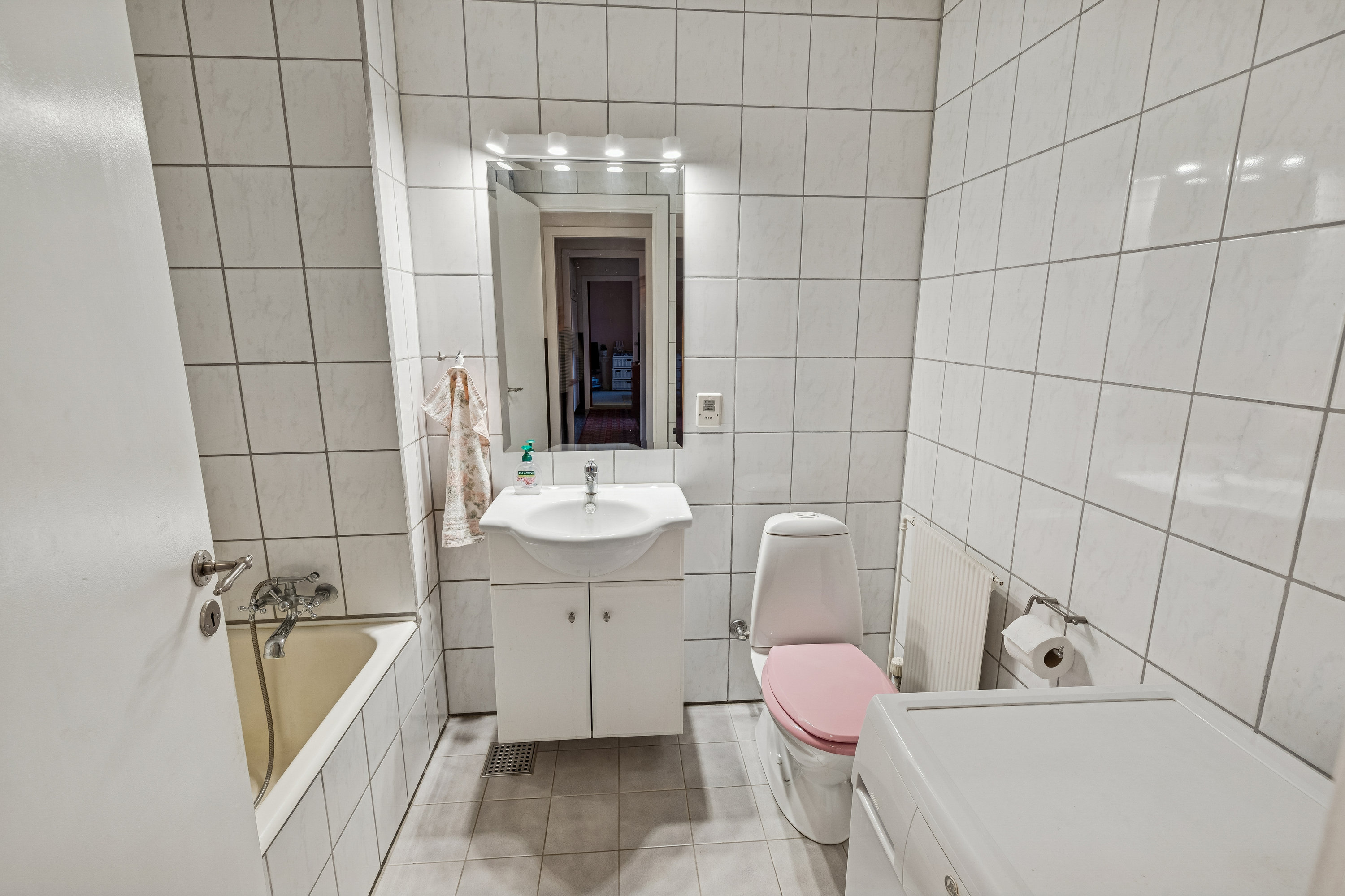 Fremhævet badeværelse billede i fuldskærmstilstand. Billede af Grønhøjgårdsvej 169, 2630 Taastrup