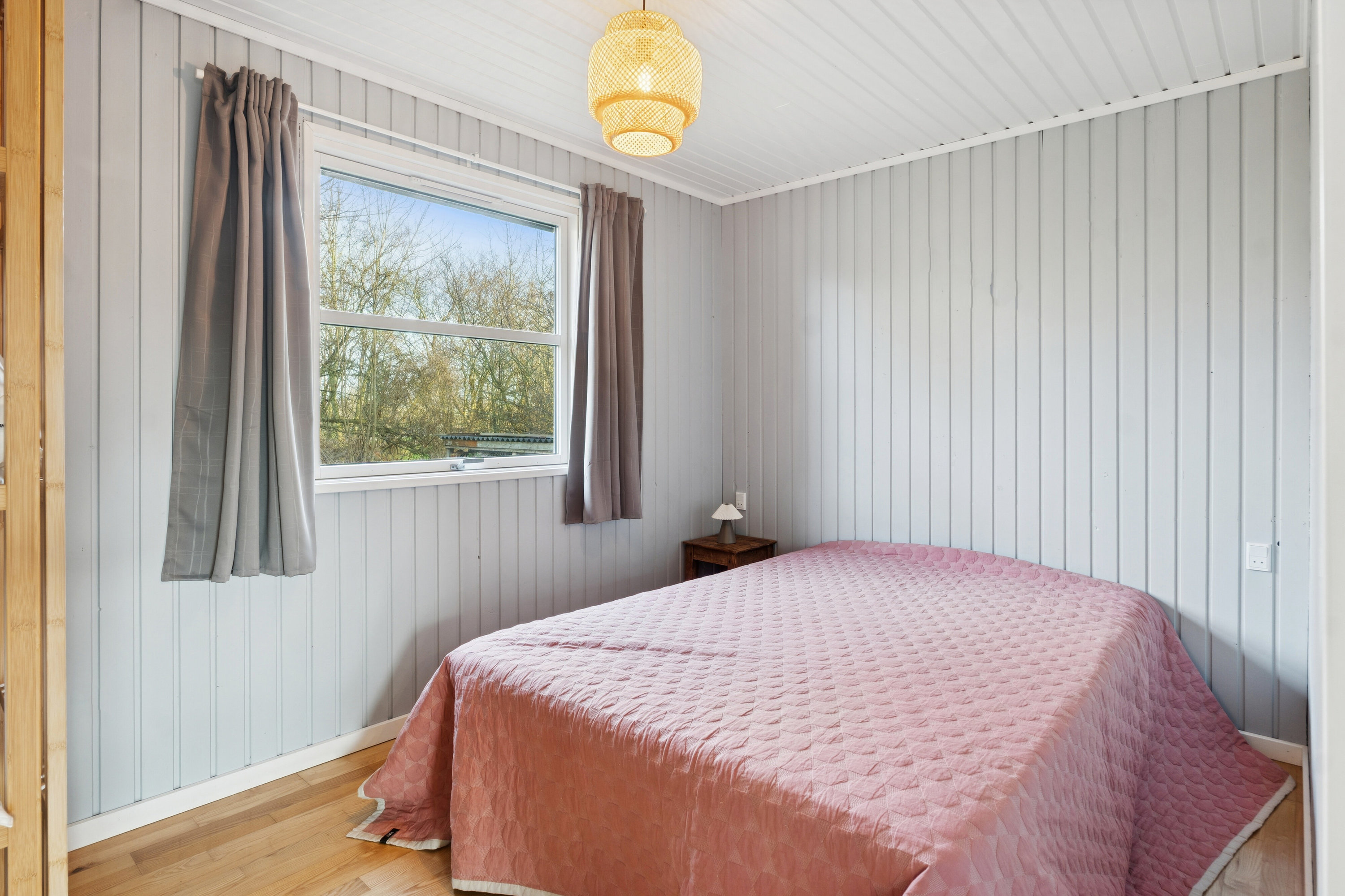 Fremhævet soveværelse billede i fuldskærmstilstand. Billede af Vildrosevej 4, Vesteregnen, 5932 Humble