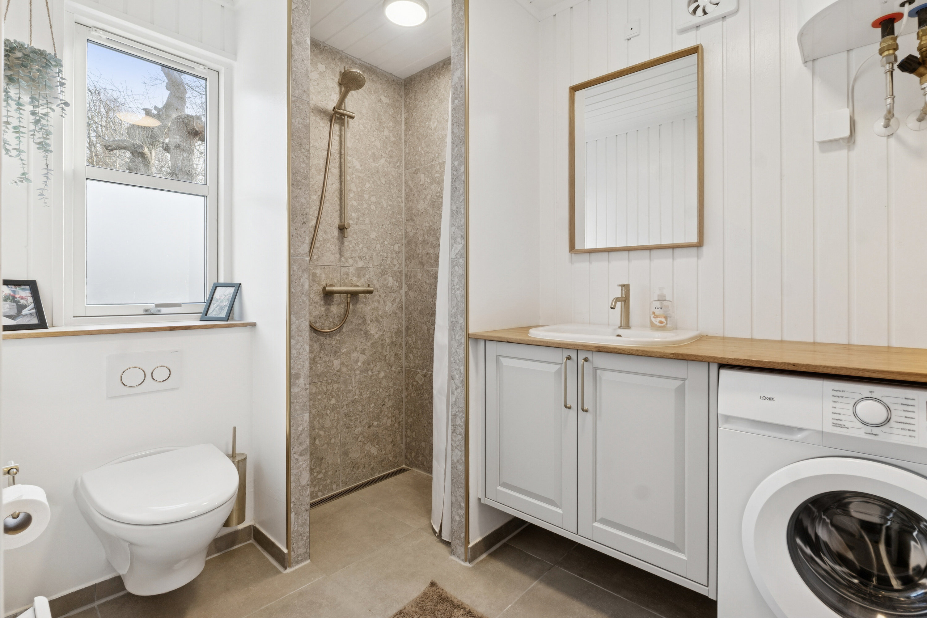 Fremhævet badeværelse billede i fuldskærmstilstand. Billede af Vildrosevej 4, Vesteregnen, 5932 Humble