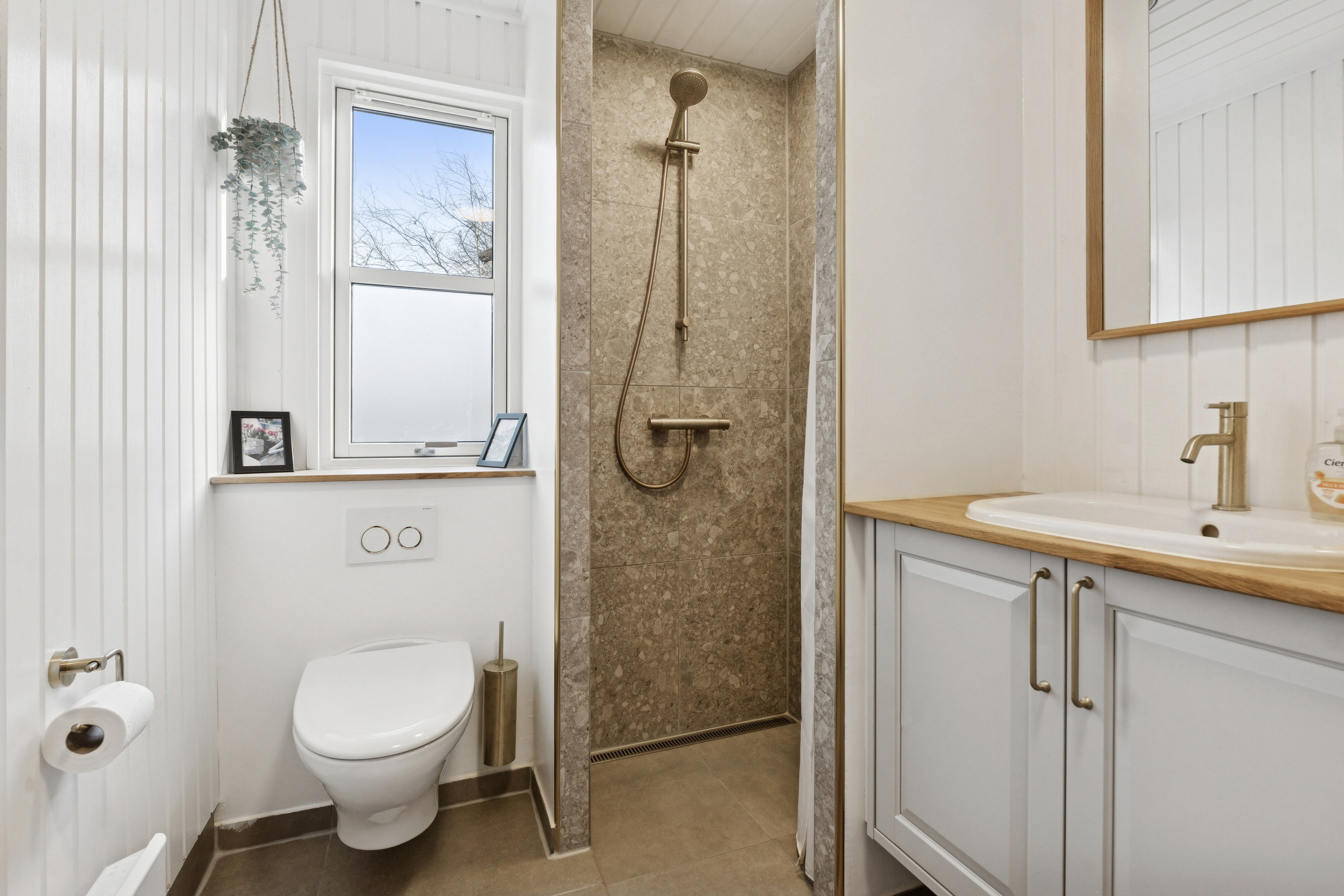 Fremhævet badeværelse billede i fuldskærmstilstand. Billede af Vildrosevej 4, Vesteregnen, 5932 Humble